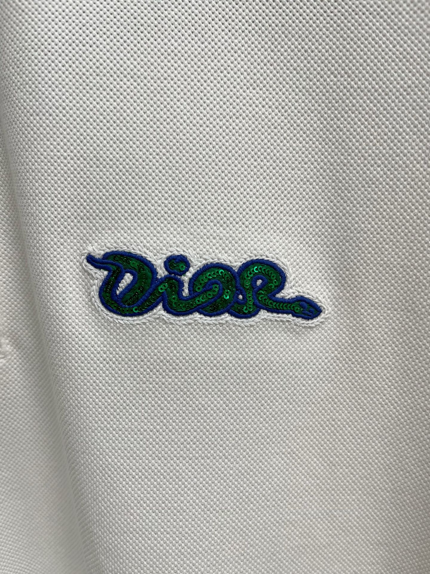    迪奥 2025春夏新款男士标识短袖Polo衫，延续经典商务休闲翻领POLO恤.该款Polo衫采用丝