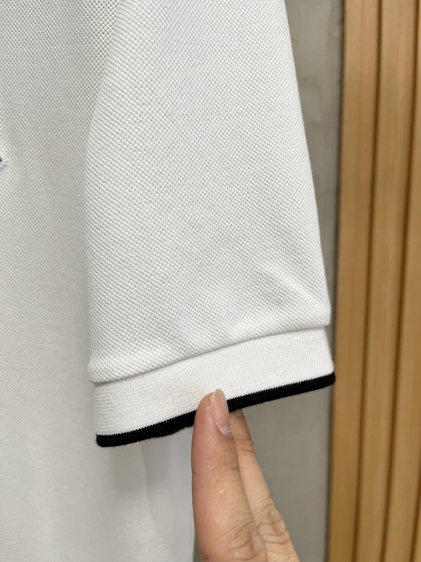    迪奥 2025春夏新款男士标识短袖Polo衫，延续经典商务休闲翻领POLO恤.该款Polo衫采用丝