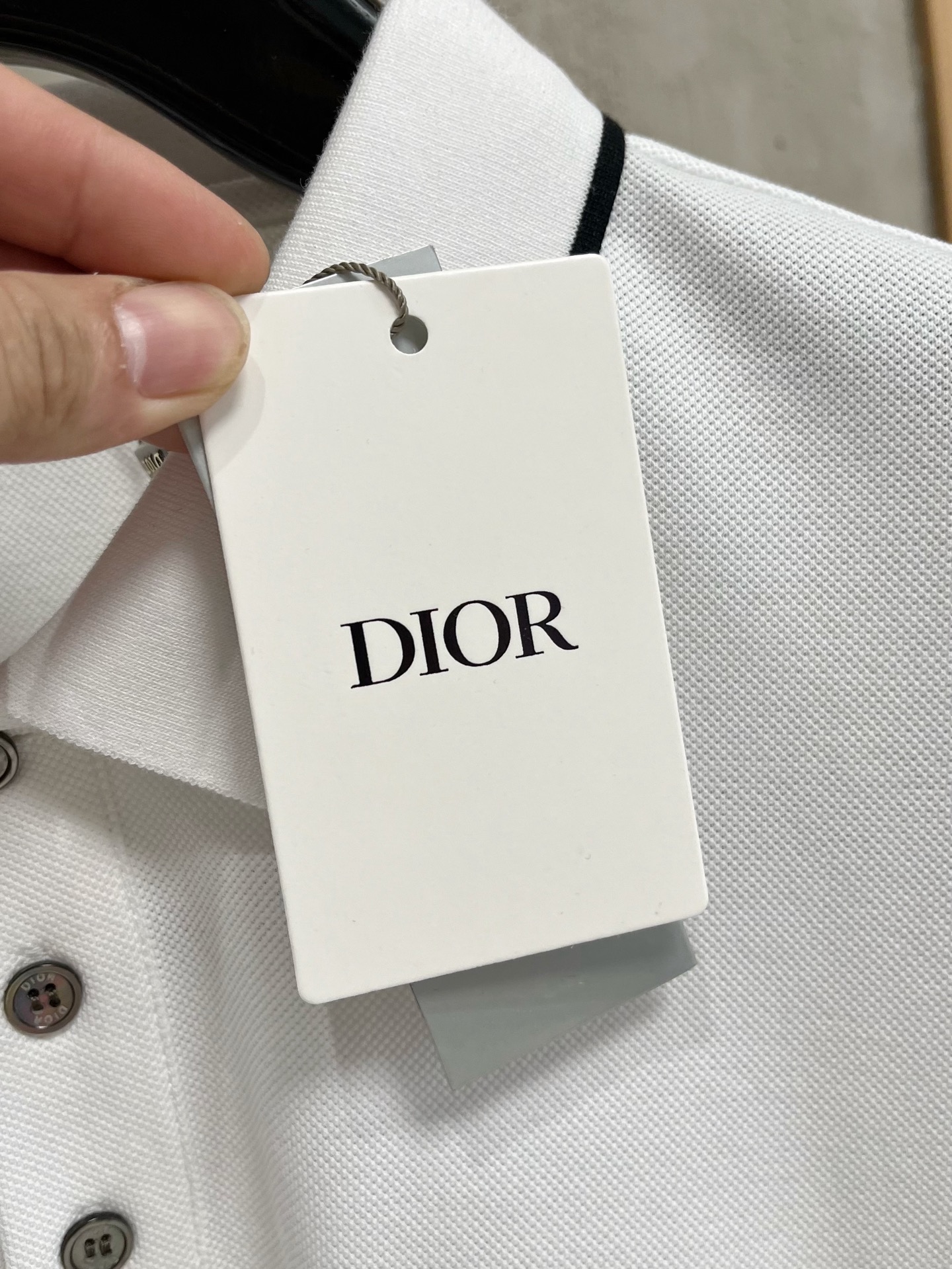    迪奥 2025春夏新款男士标识短袖Polo衫，延续经典商务休闲翻领POLO恤.该款Polo衫采用丝