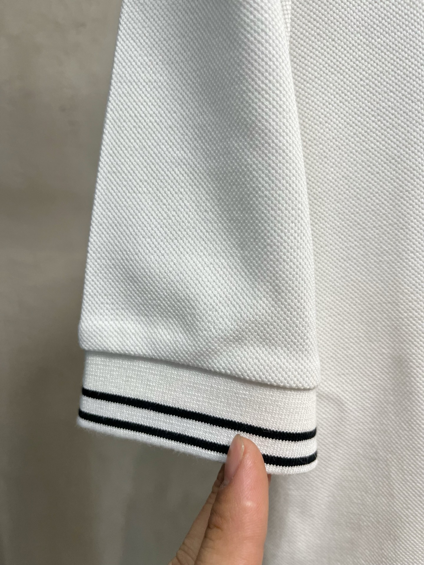    lP🆕 春夏新款男士标识短袖Polo衫，延续经典商务休闲翻领POLO恤.该款Polo衫采用丝光双面