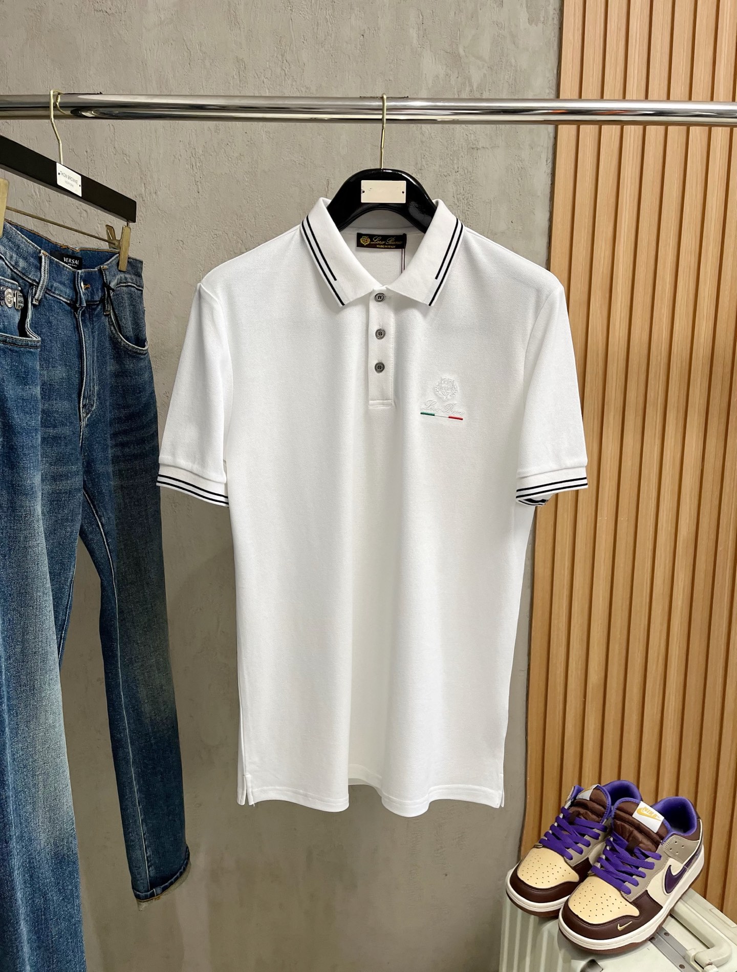    lP🆕 春夏新款男士标识短袖Polo衫，延续经典商务休闲翻领POLO恤.该款Polo衫采用丝光双面