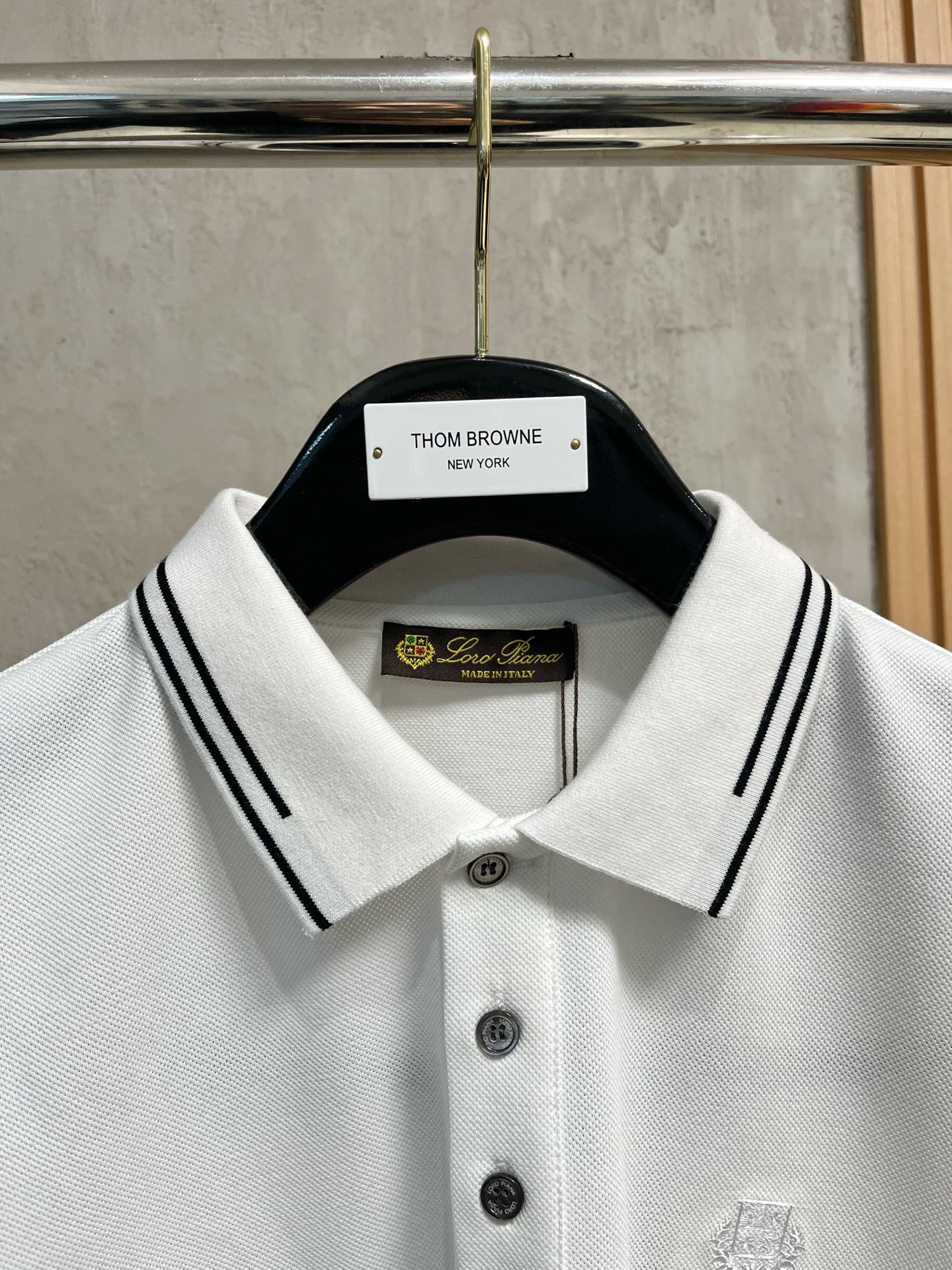    lP🆕 春夏新款男士标识短袖Polo衫，延续经典商务休闲翻领POLO恤.该款Polo衫采用丝光双面