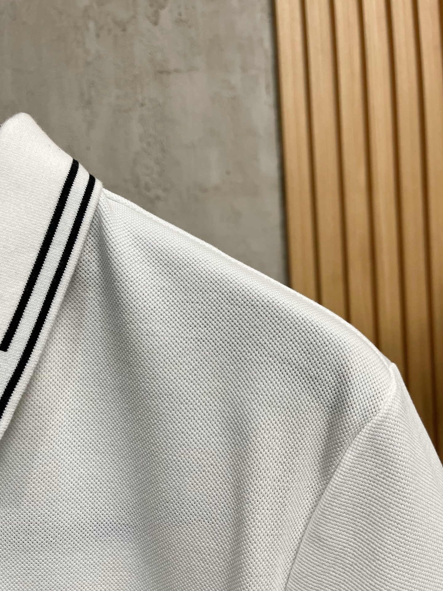    lP🆕 春夏新款男士标识短袖Polo衫，延续经典商务休闲翻领POLO恤.该款Polo衫采用丝光双面