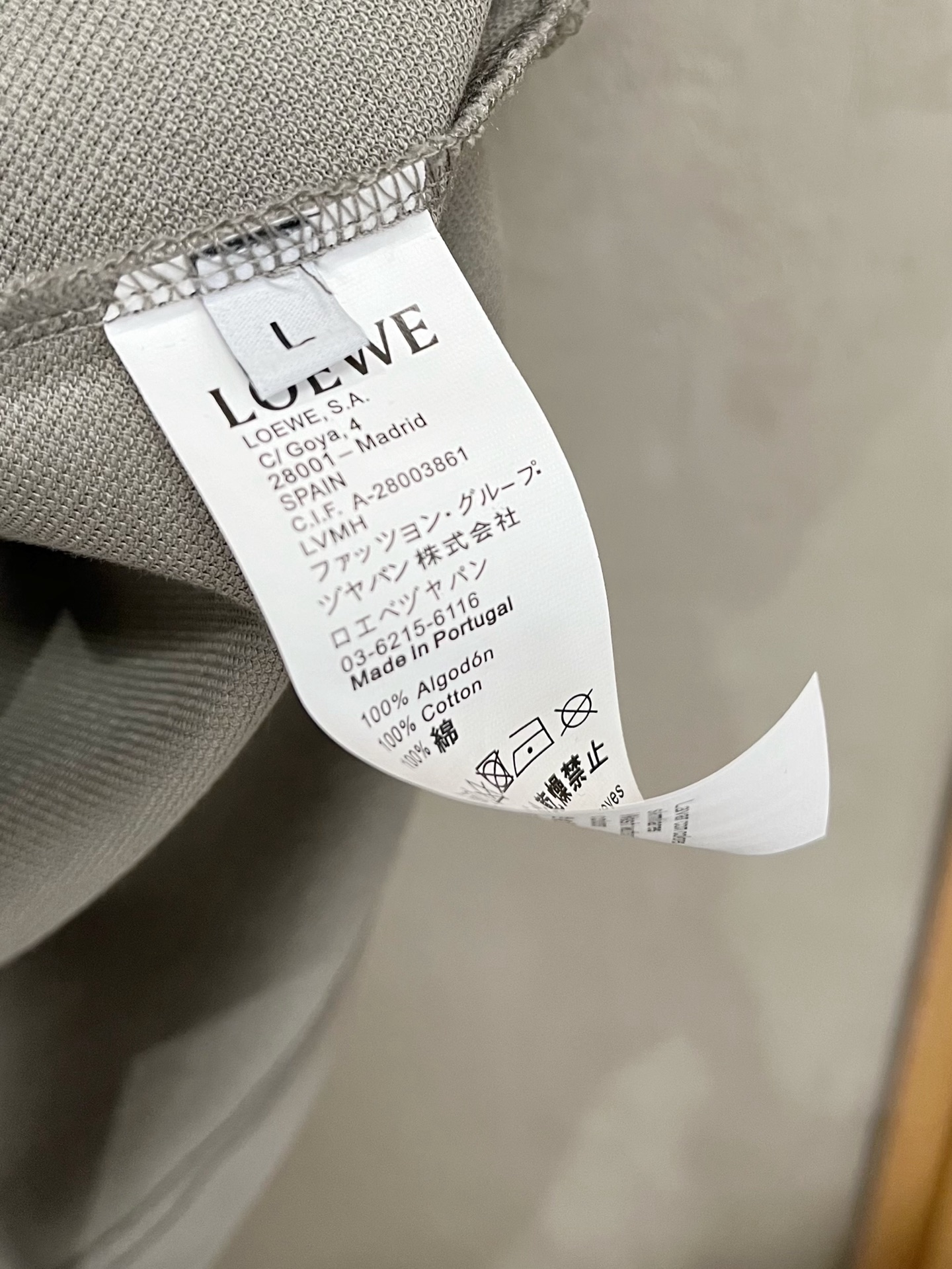    罗意威 2025春夏新款男士标识短袖Polo衫，延续经典商务休闲翻领POLO恤.该款Polo衫采用