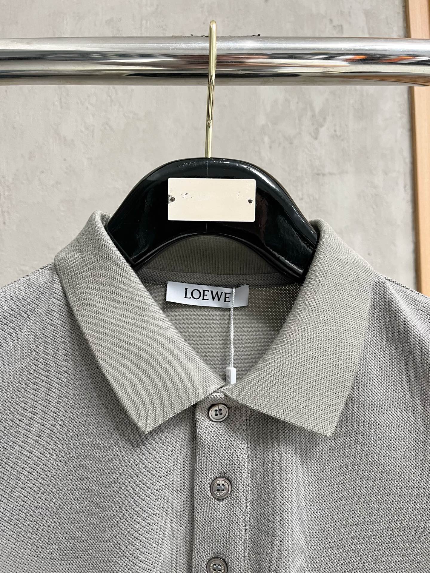    罗意威 2025春夏新款男士标识短袖Polo衫，延续经典商务休闲翻领POLO恤.该款Polo衫采用