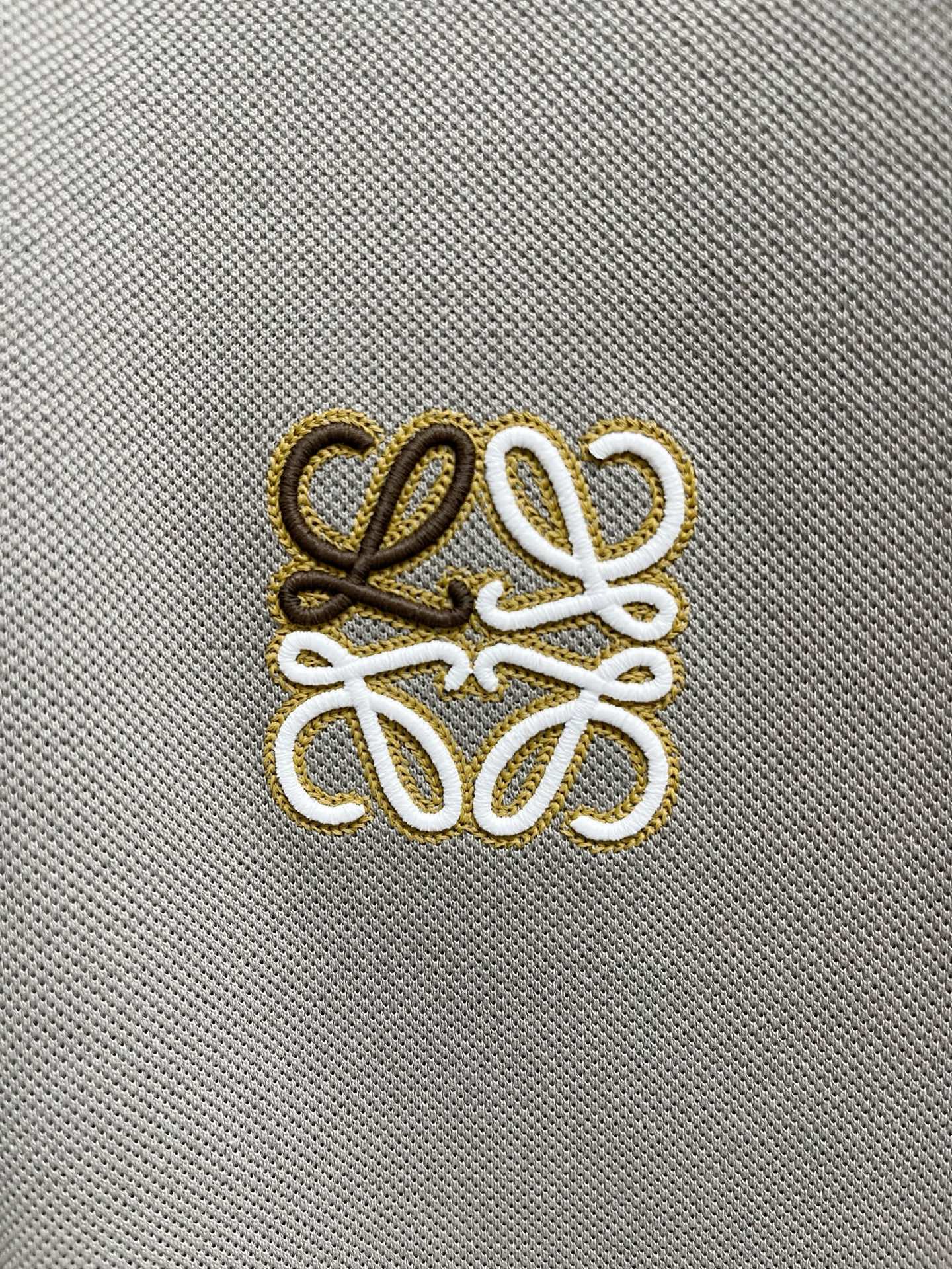    罗意威 2025春夏新款男士标识短袖Polo衫，延续经典商务休闲翻领POLO恤.该款Polo衫采用