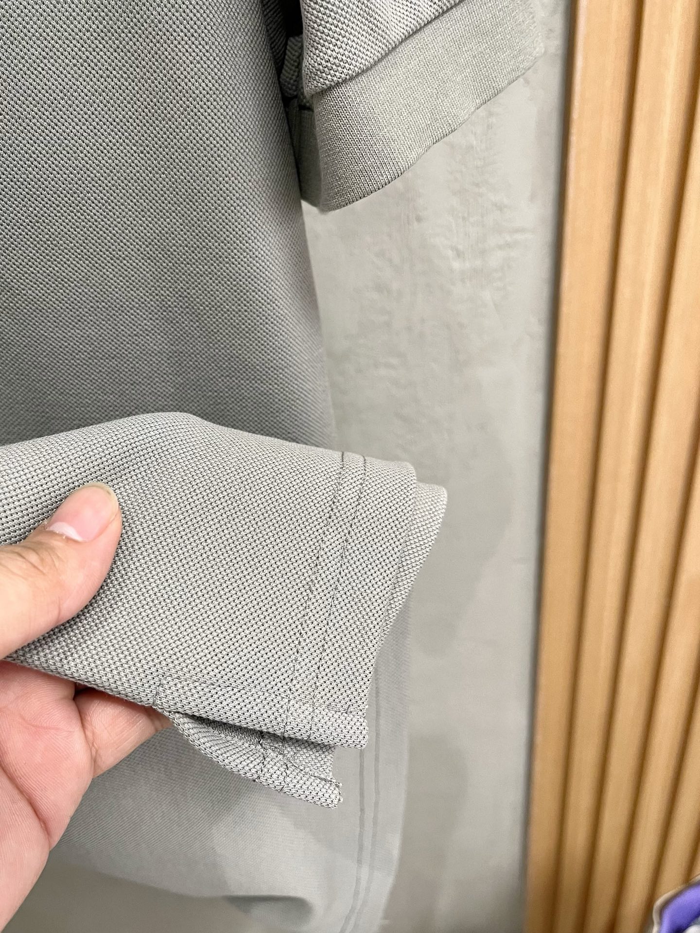    罗意威 2025春夏新款男士标识短袖Polo衫，延续经典商务休闲翻领POLO恤.该款Polo衫采用