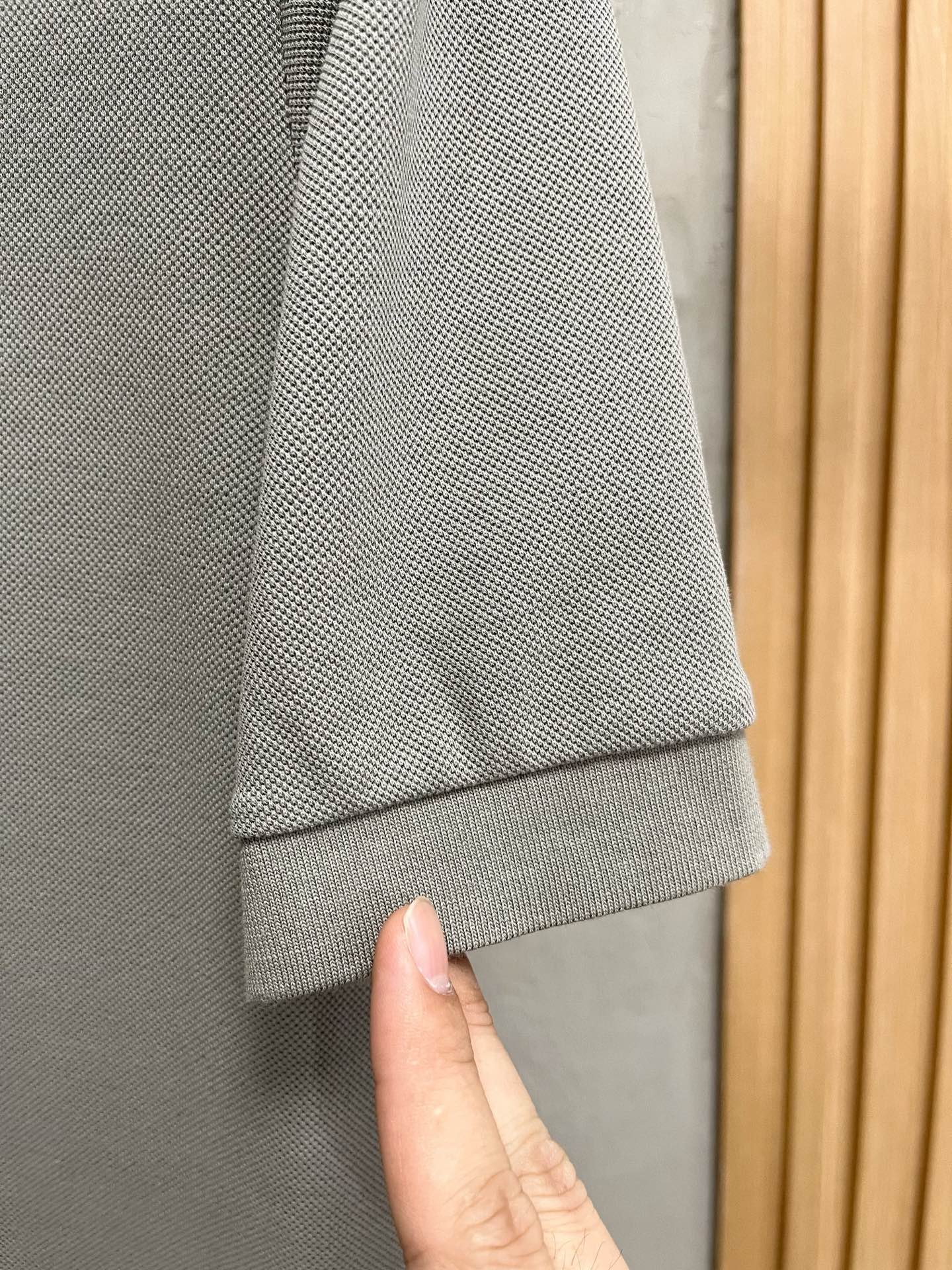    罗意威 2025春夏新款男士标识短袖Polo衫，延续经典商务休闲翻领POLO恤.该款Polo衫采用