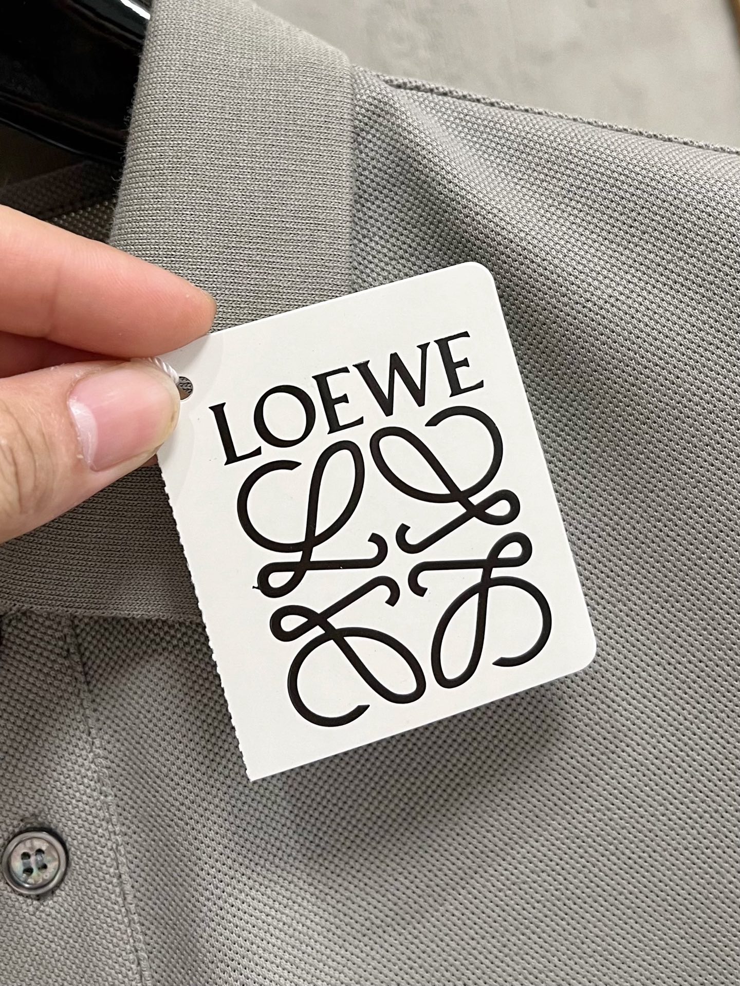    罗意威 2025春夏新款男士标识短袖Polo衫，延续经典商务休闲翻领POLO恤.该款Polo衫采用