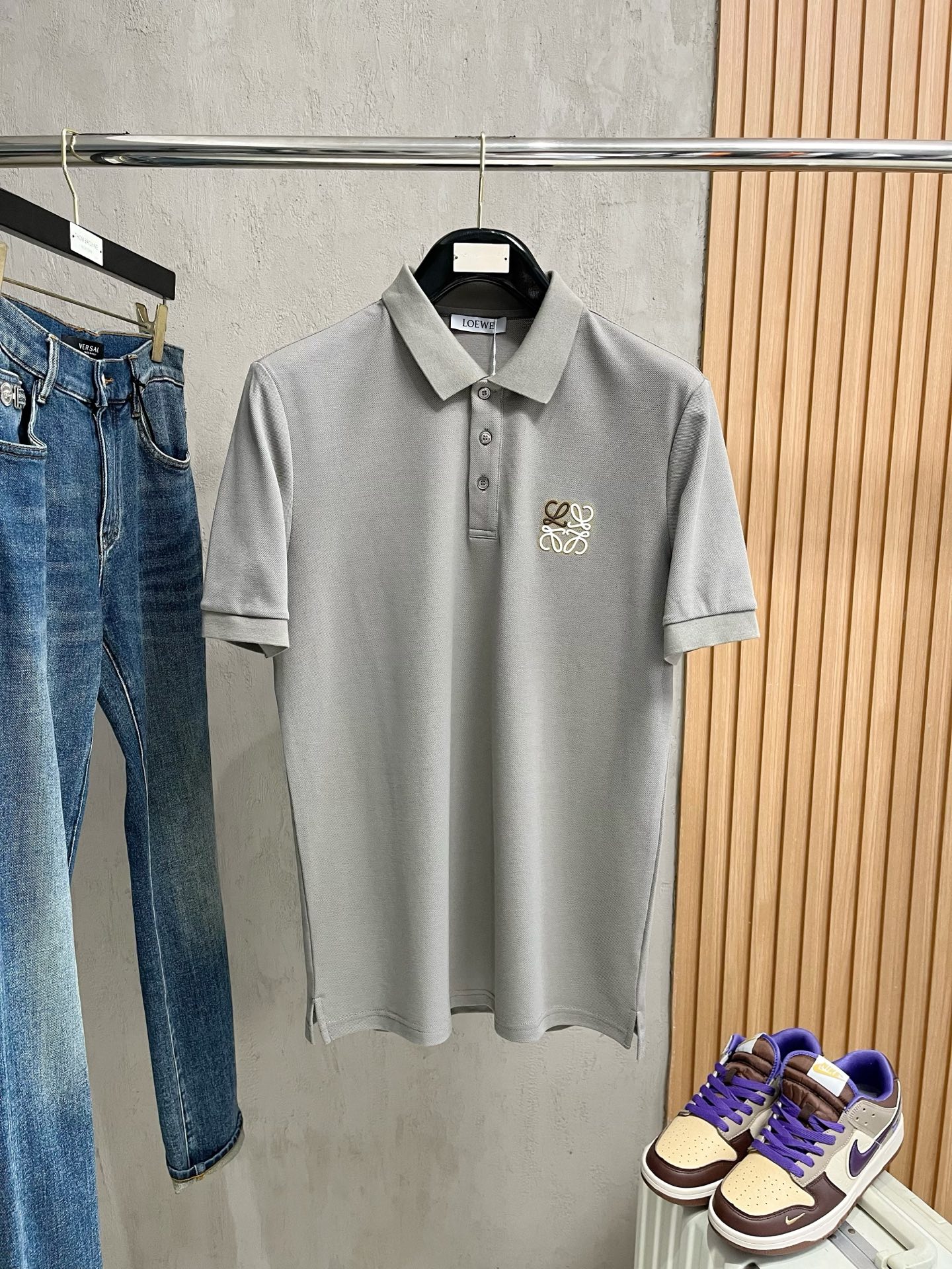    罗意威 2025春夏新款男士标识短袖Polo衫，延续经典商务休闲翻领POLO恤.该款Polo衫采用