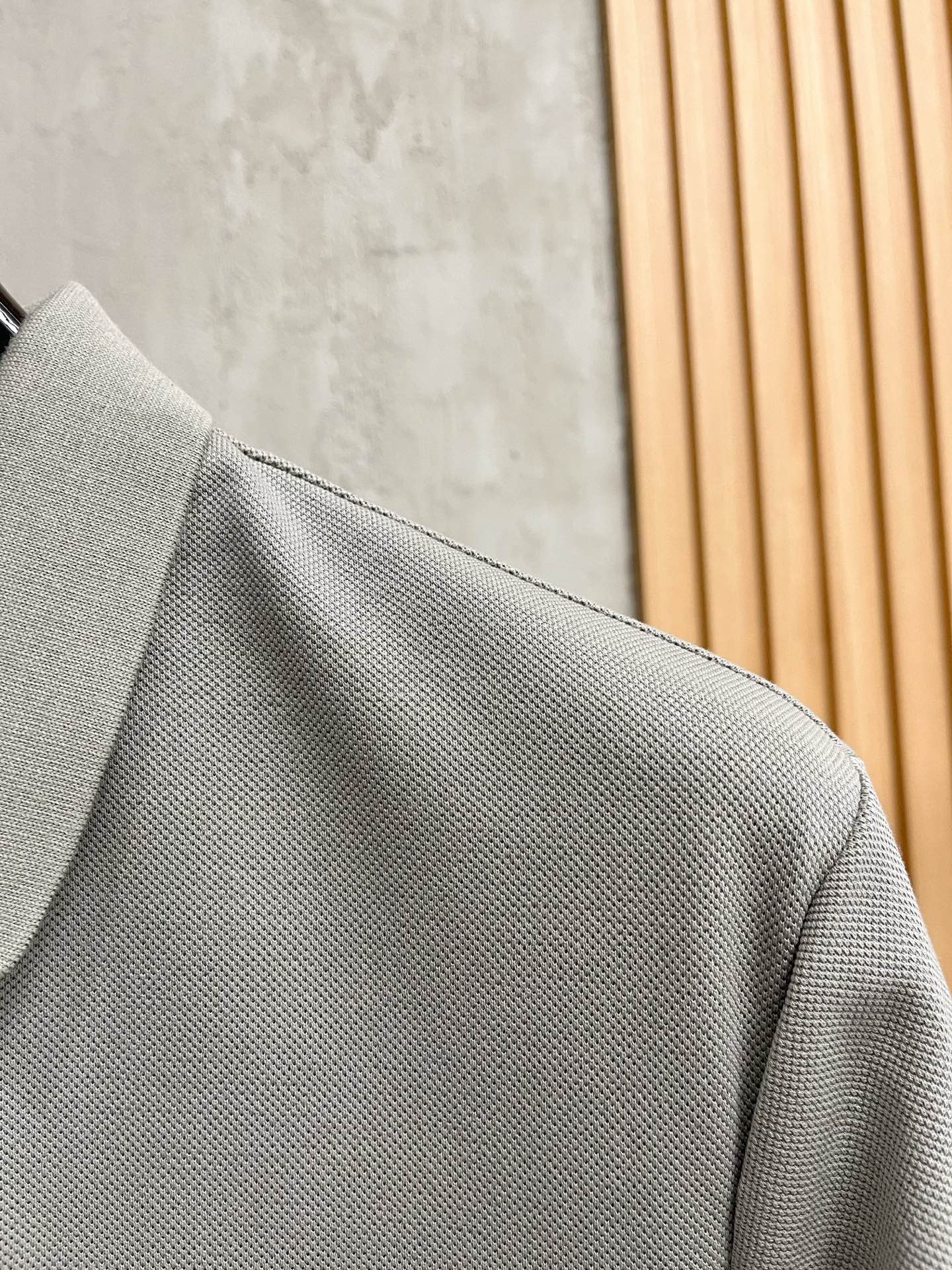    罗意威 2025春夏新款男士标识短袖Polo衫，延续经典商务休闲翻领POLO恤.该款Polo衫采用