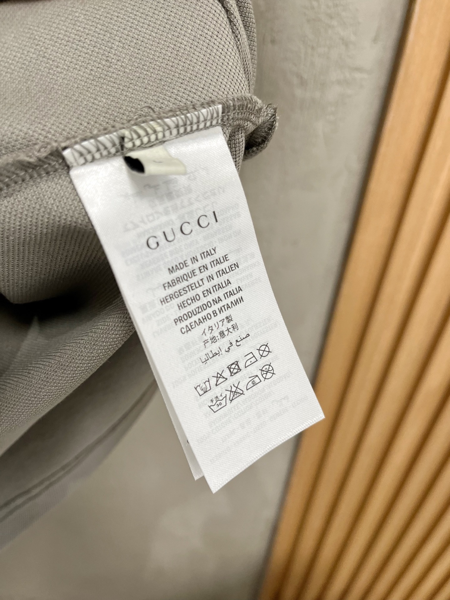    古驰 2025春夏新款男士标识短袖Polo衫，延续经典商务休闲翻领POLO恤.该款Polo衫采用丝