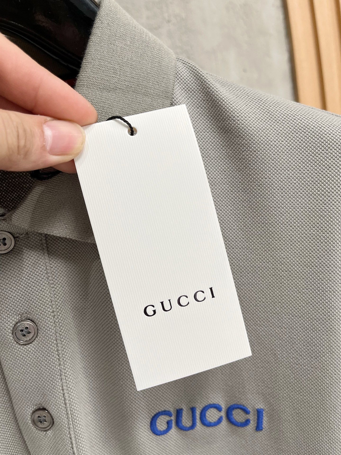    古驰 2025春夏新款男士标识短袖Polo衫，延续经典商务休闲翻领POLO恤.该款Polo衫采用丝