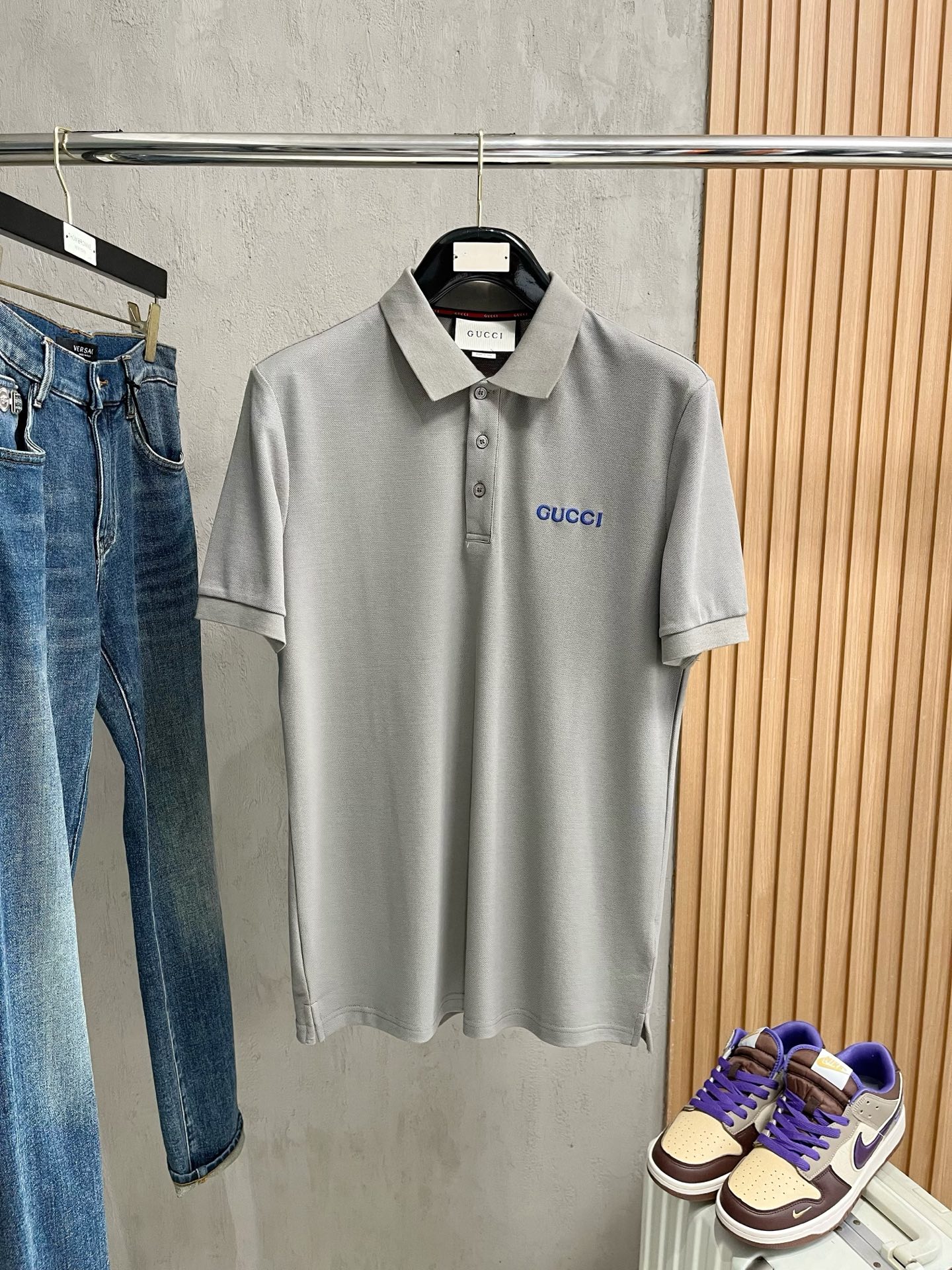    古驰 2025春夏新款男士标识短袖Polo衫，延续经典商务休闲翻领POLO恤.该款Polo衫采用丝