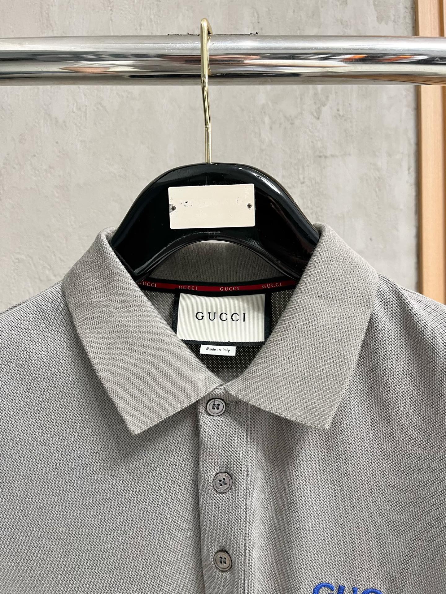    古驰 2025春夏新款男士标识短袖Polo衫，延续经典商务休闲翻领POLO恤.该款Polo衫采用丝