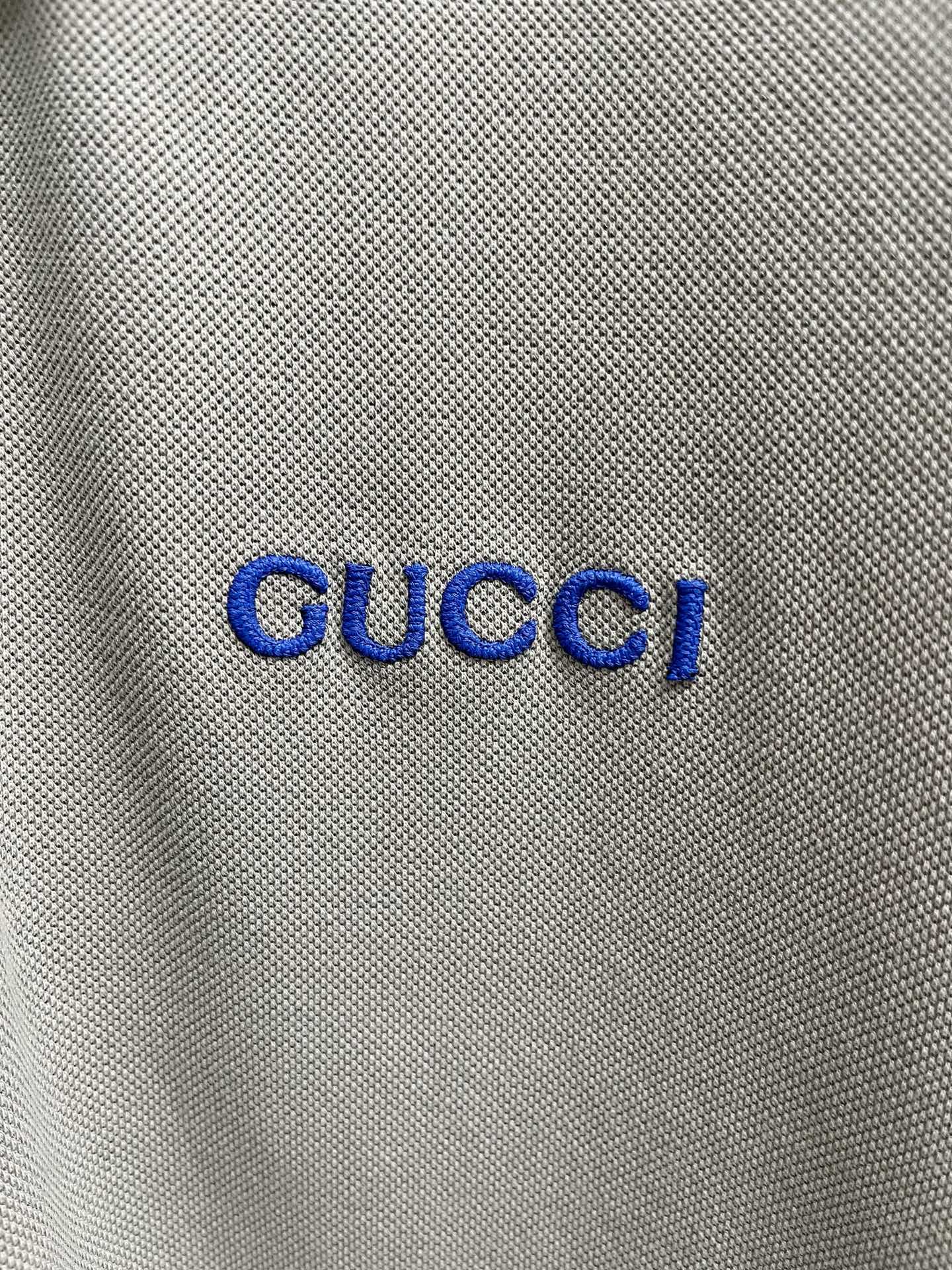    古驰 2025春夏新款男士标识短袖Polo衫，延续经典商务休闲翻领POLO恤.该款Polo衫采用丝