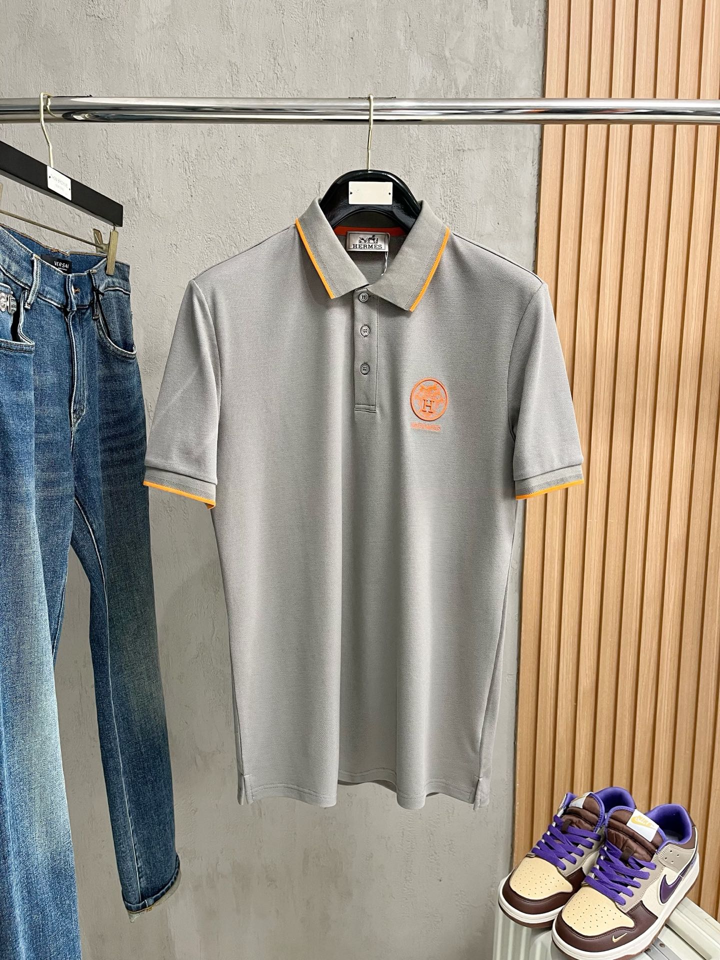    爱马仕 2025春夏新款男士标识短袖Polo衫，延续经典商务休闲翻领POLO恤.该款Polo衫采用