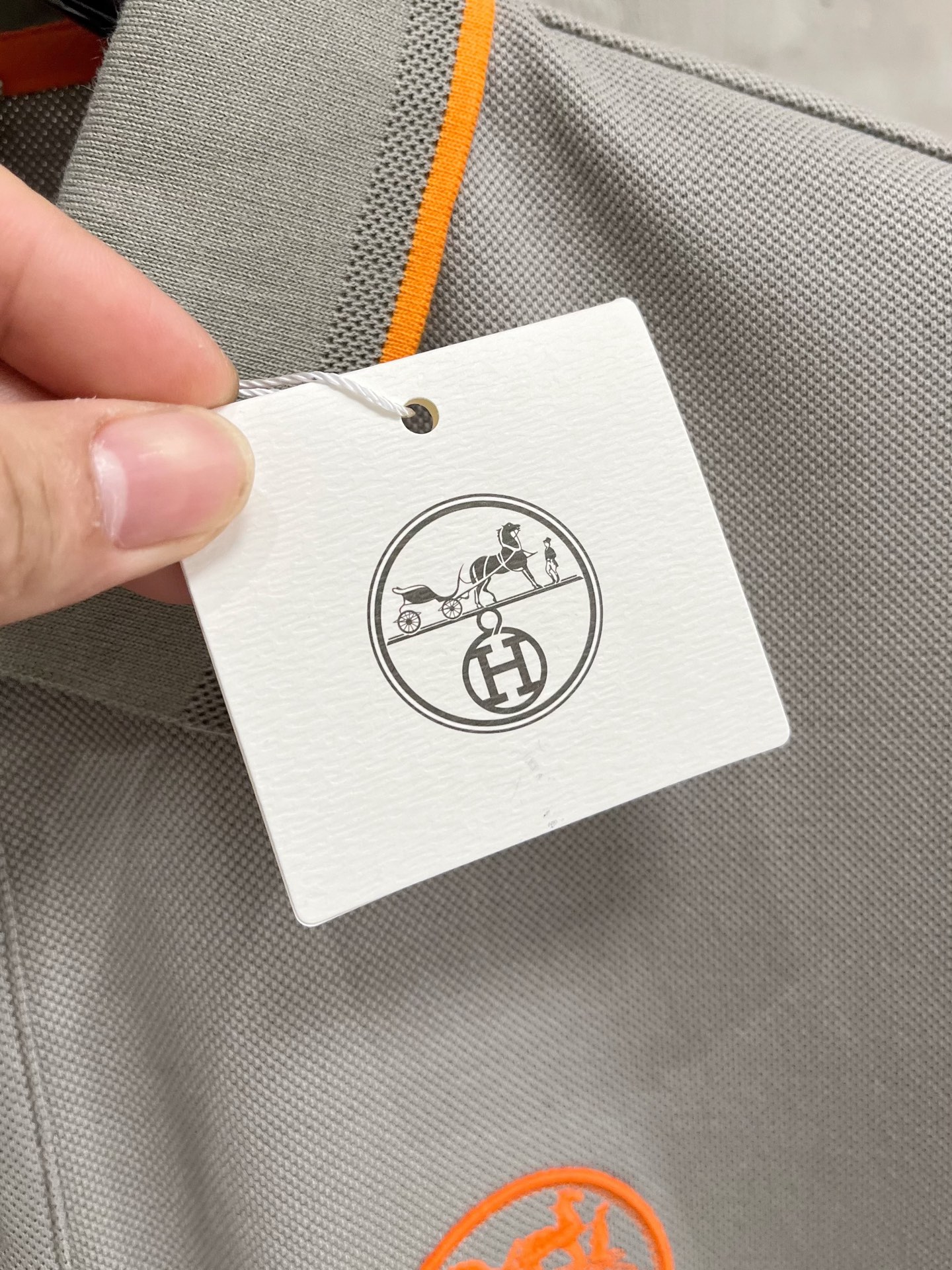    爱马仕 2025春夏新款男士标识短袖Polo衫，延续经典商务休闲翻领POLO恤.该款Polo衫采用