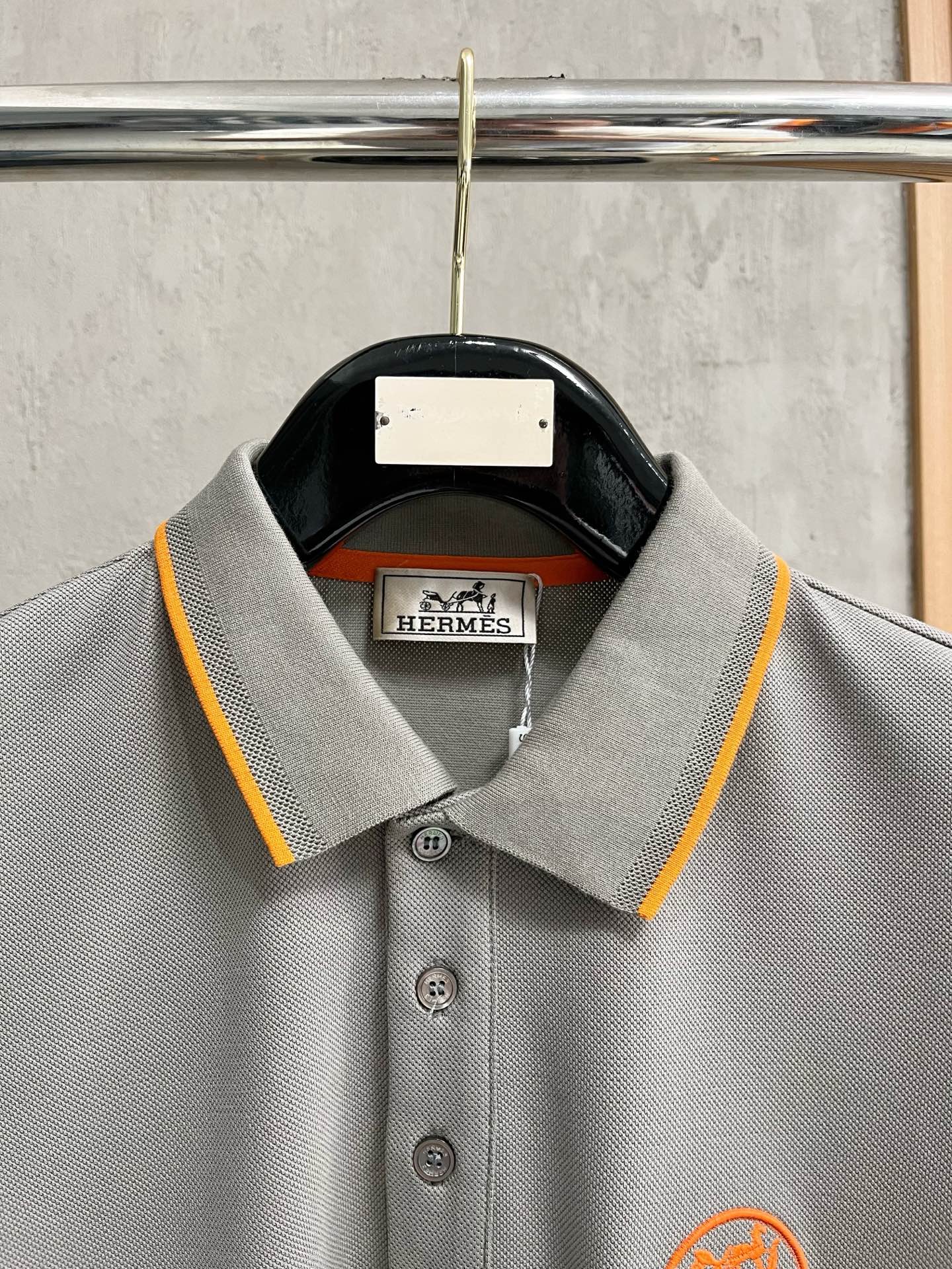    爱马仕 2025春夏新款男士标识短袖Polo衫，延续经典商务休闲翻领POLO恤.该款Polo衫采用