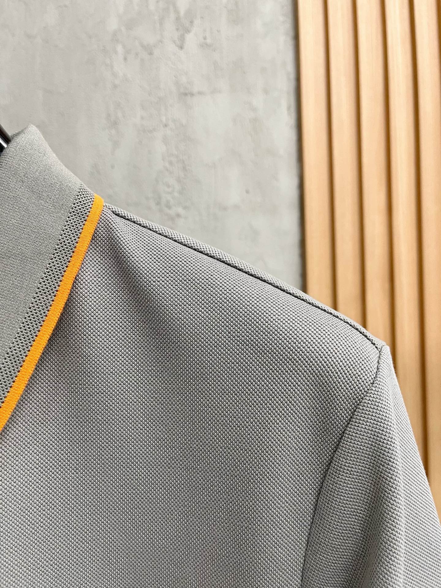    爱马仕 2025春夏新款男士标识短袖Polo衫，延续经典商务休闲翻领POLO恤.该款Polo衫采用