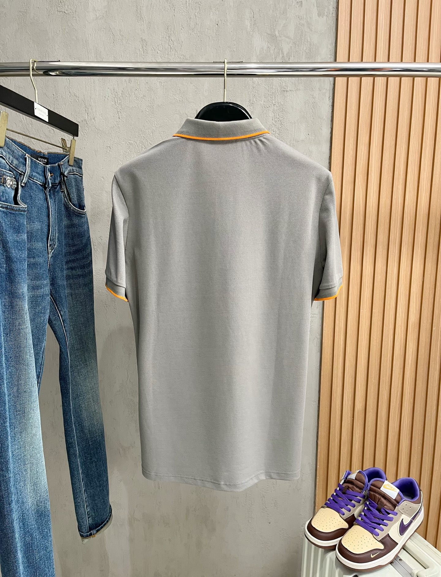    爱马仕 2025春夏新款男士标识短袖Polo衫，延续经典商务休闲翻领POLO恤.该款Polo衫采用