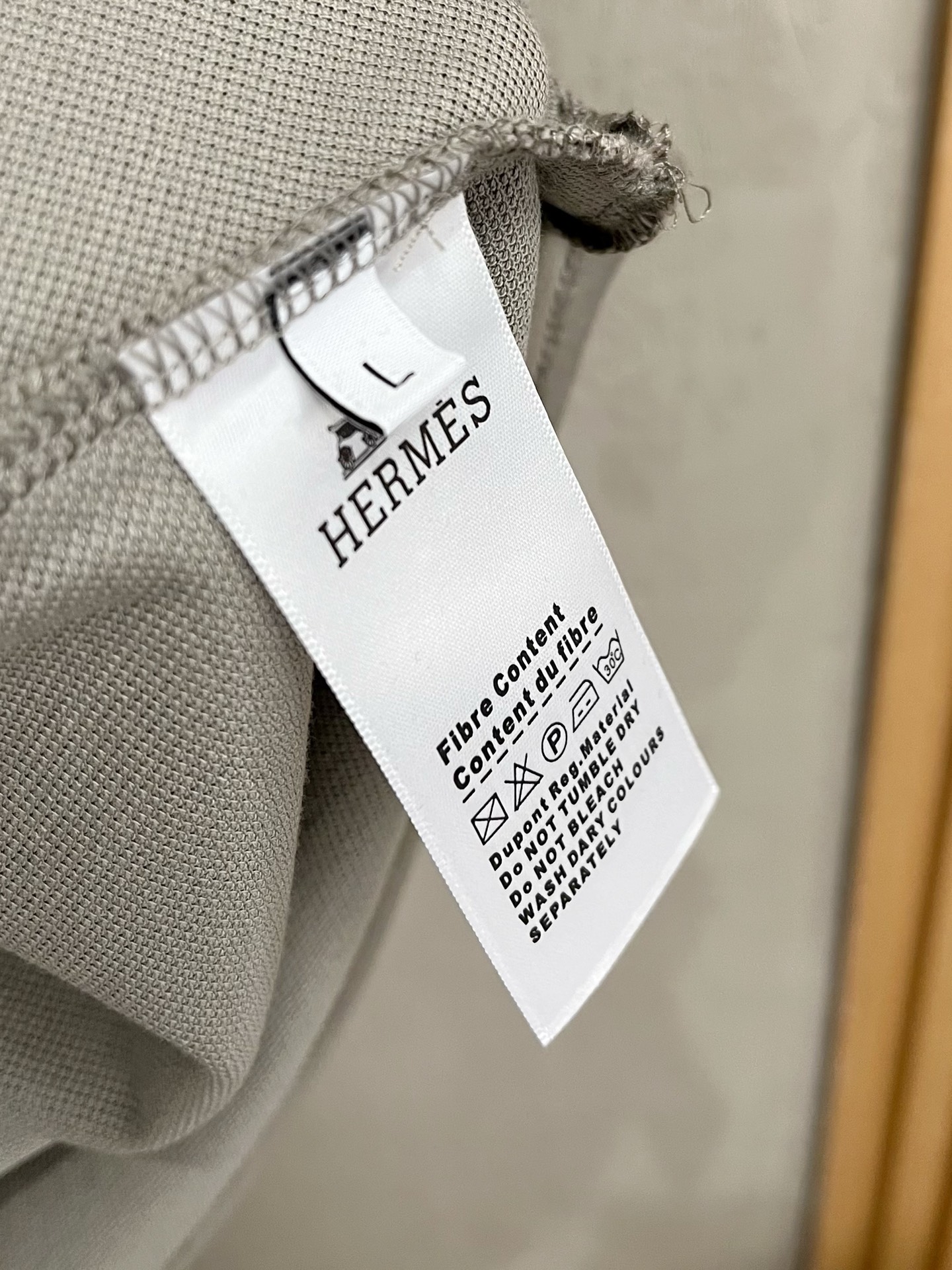    爱马仕 2025春夏新款男士标识短袖Polo衫，延续经典商务休闲翻领POLO恤.该款Polo衫采用