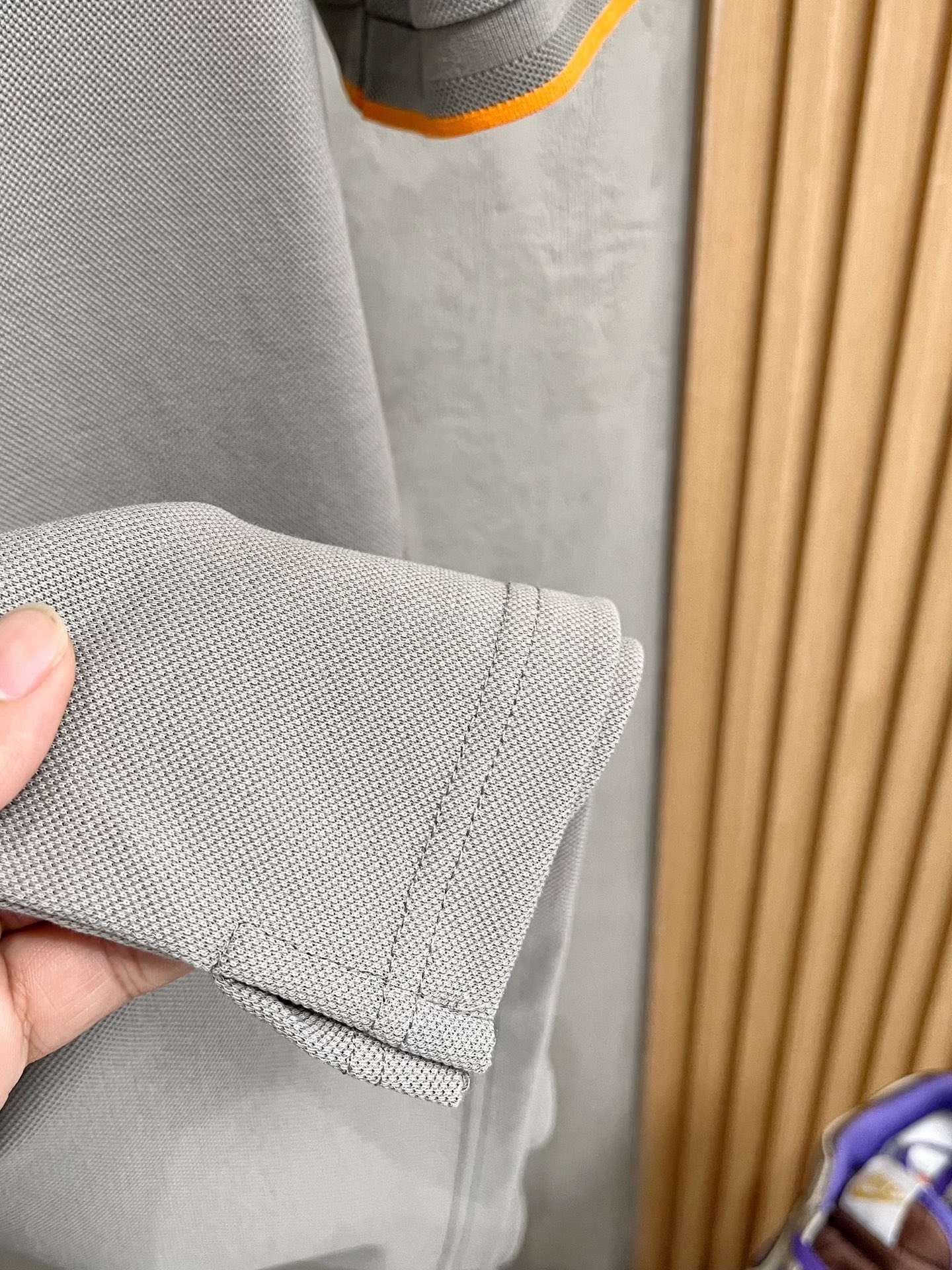    爱马仕 2025春夏新款男士标识短袖Polo衫，延续经典商务休闲翻领POLO恤.该款Polo衫采用