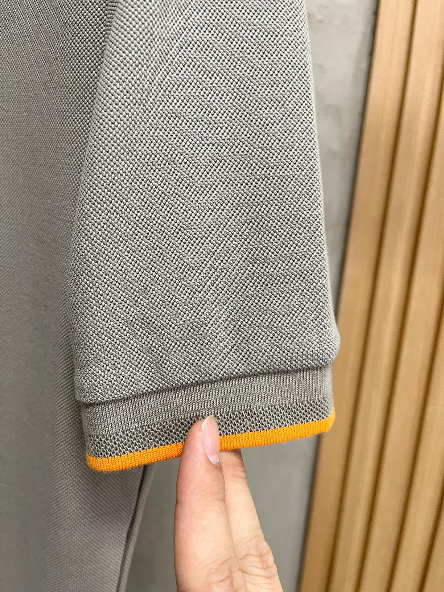    爱马仕 2025春夏新款男士标识短袖Polo衫，延续经典商务休闲翻领POLO恤.该款Polo衫采用