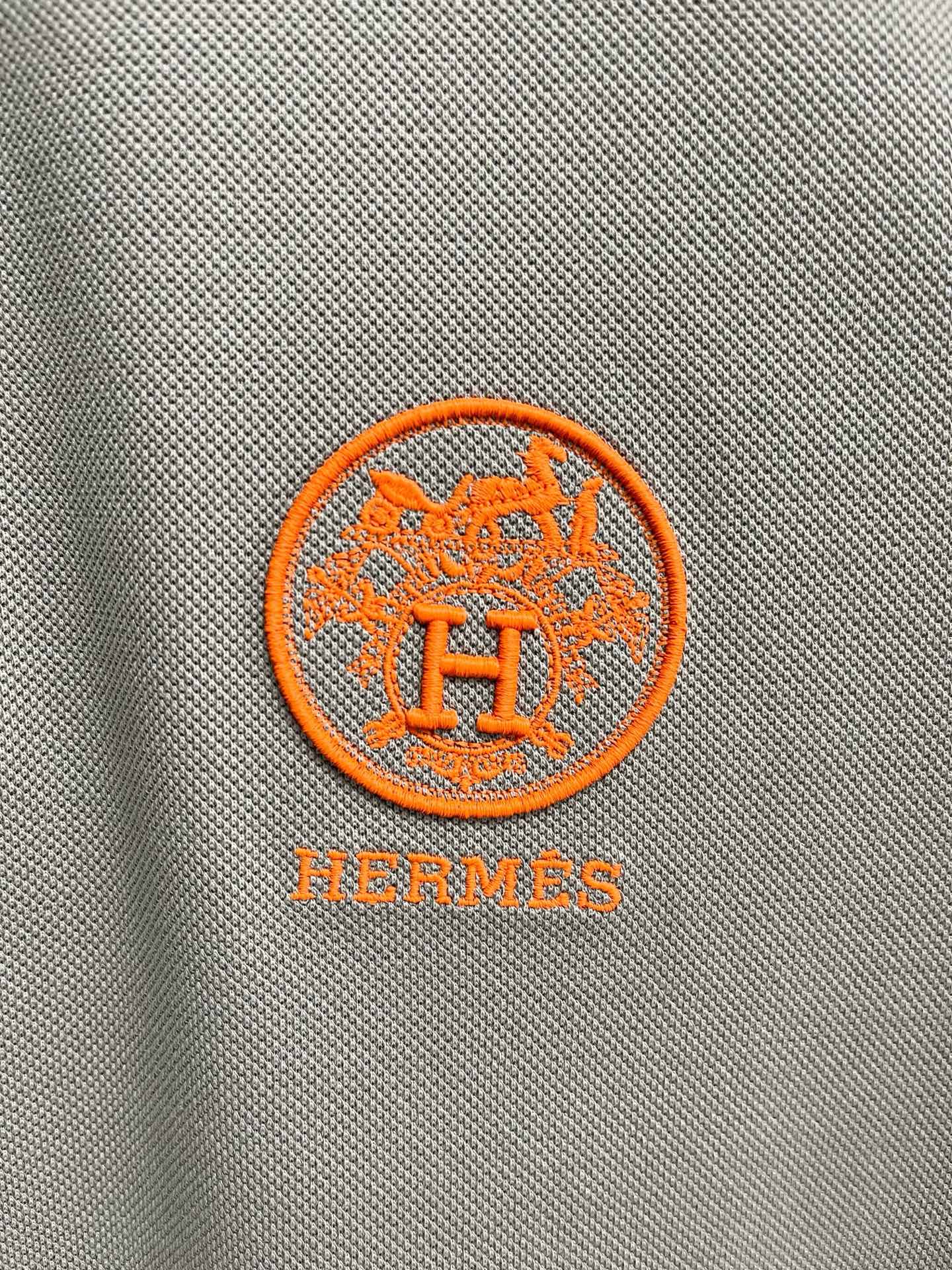    爱马仕 2025春夏新款男士标识短袖Polo衫，延续经典商务休闲翻领POLO恤.该款Polo衫采用