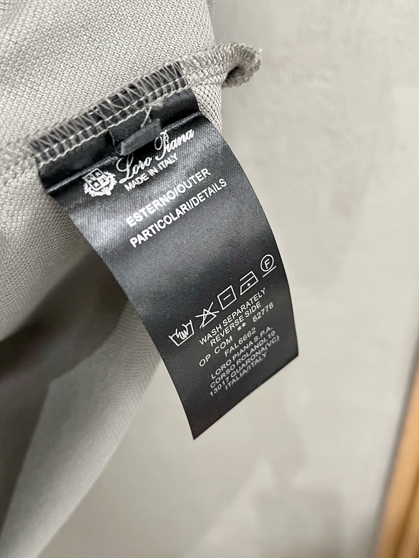    lP🆕 春夏新款男士标识短袖Polo衫，延续经典商务休闲翻领POLO恤.该款Polo衫采用丝光双面