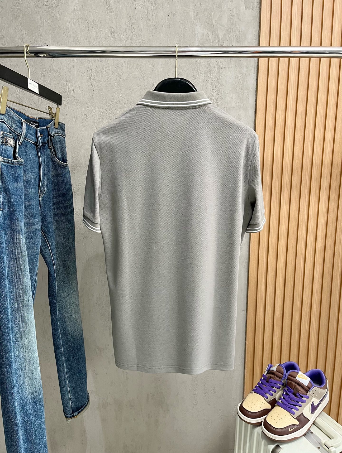    lP🆕 春夏新款男士标识短袖Polo衫，延续经典商务休闲翻领POLO恤.该款Polo衫采用丝光双面