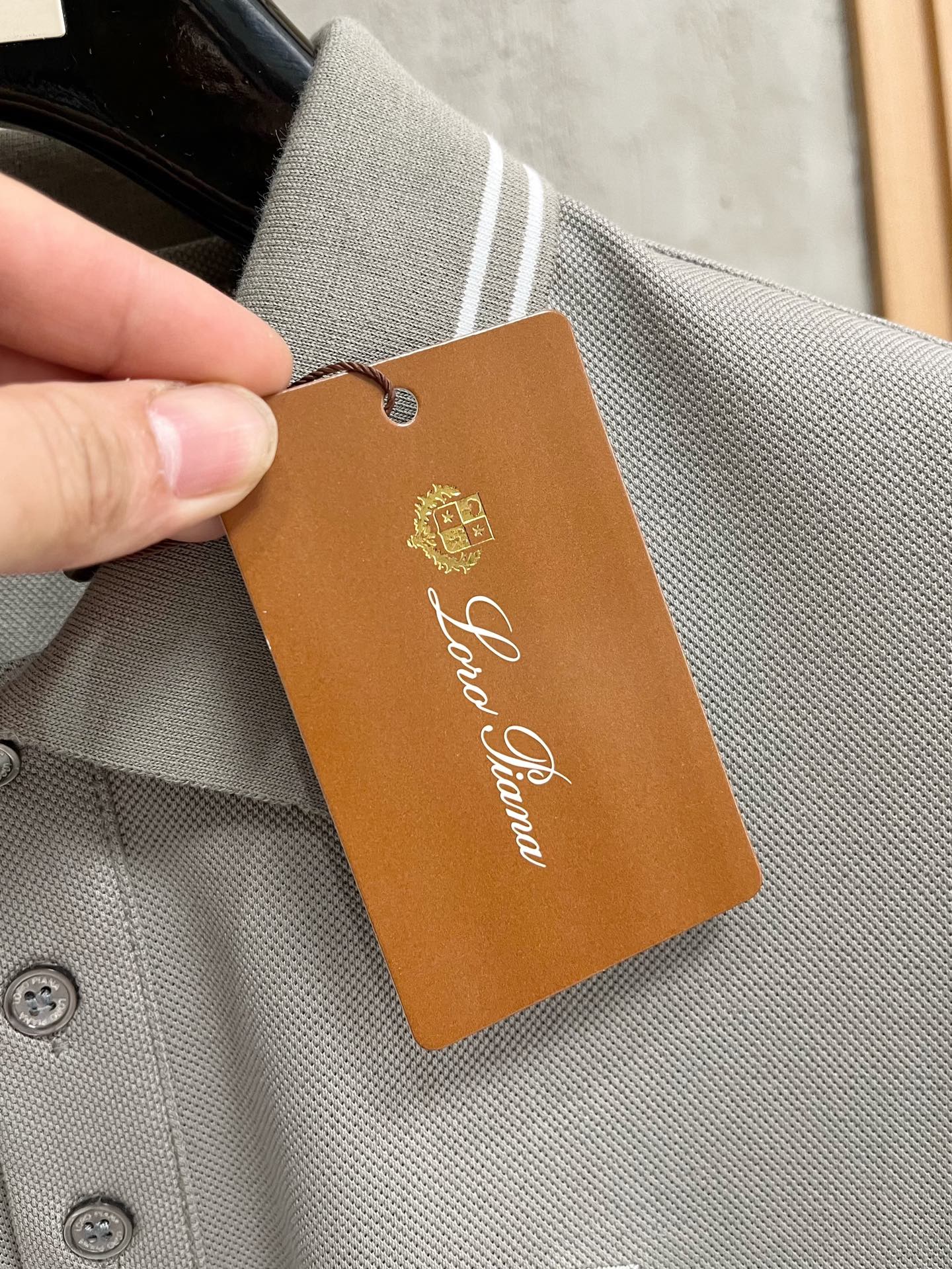    lP🆕 春夏新款男士标识短袖Polo衫，延续经典商务休闲翻领POLO恤.该款Polo衫采用丝光双面