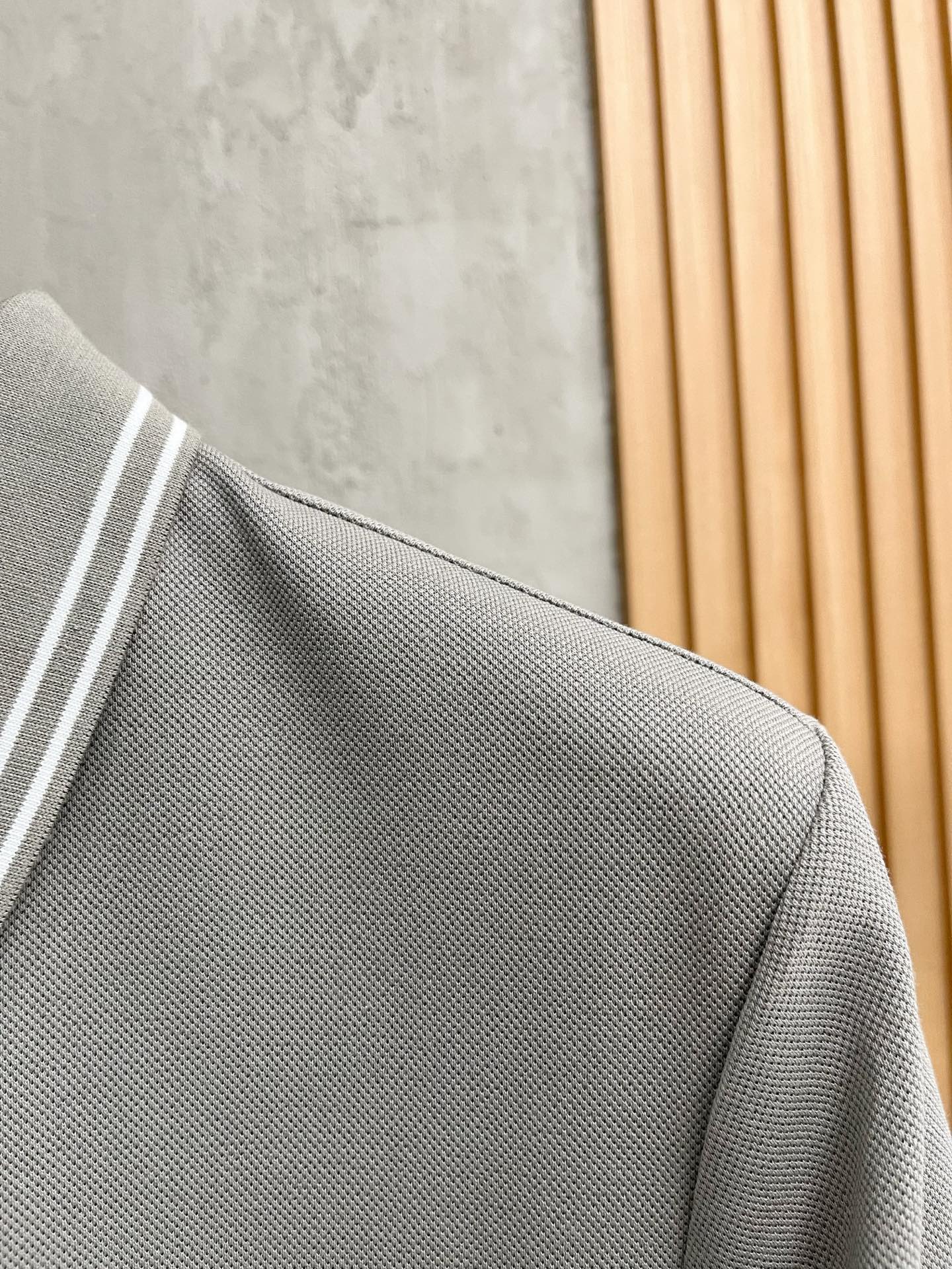    lP🆕 春夏新款男士标识短袖Polo衫，延续经典商务休闲翻领POLO恤.该款Polo衫采用丝光双面