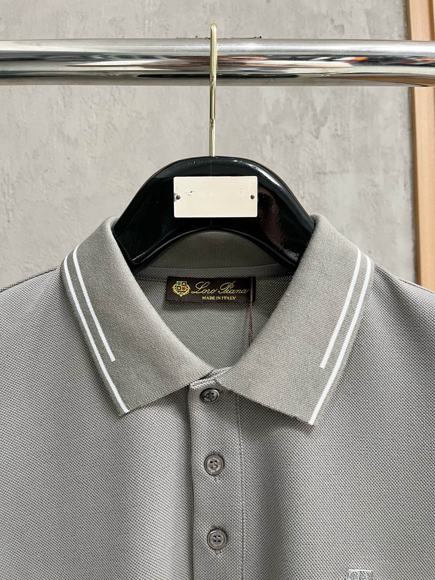    lP🆕 春夏新款男士标识短袖Polo衫，延续经典商务休闲翻领POLO恤.该款Polo衫采用丝光双面