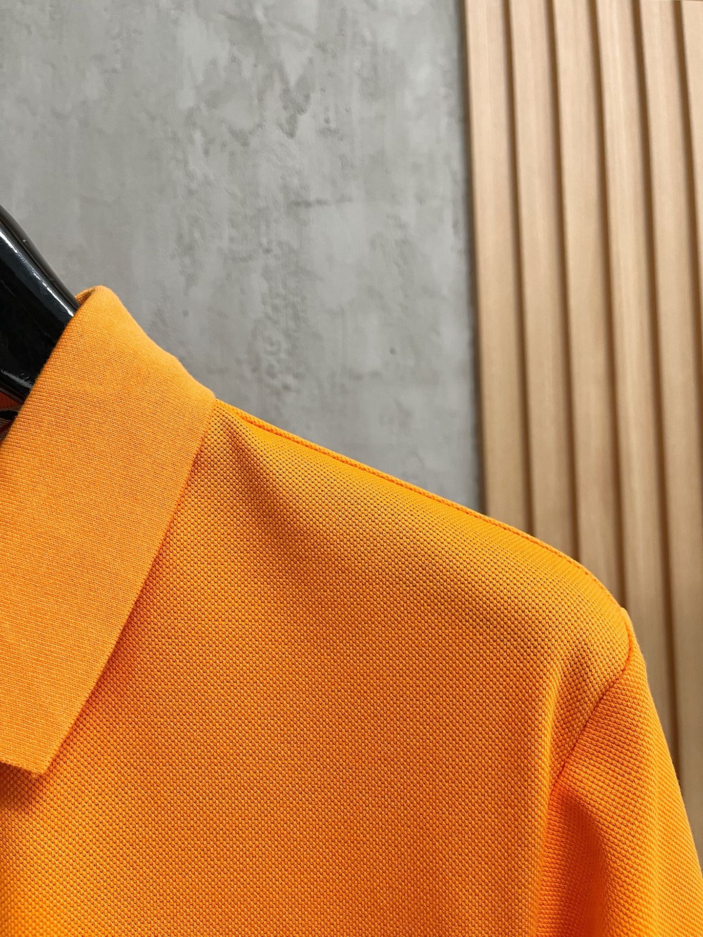    巴宝莉 2025春夏新款男士标识短袖Polo衫，延续经典商务休闲翻领POLO恤.该款Polo衫采用