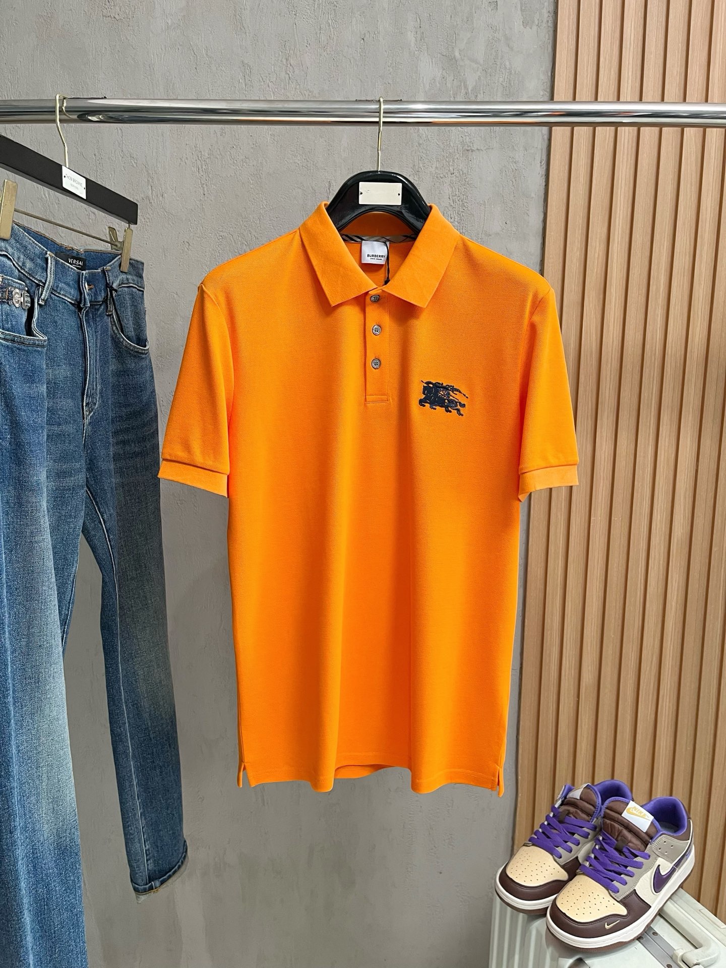    巴宝莉 2025春夏新款男士标识短袖Polo衫，延续经典商务休闲翻领POLO恤.该款Polo衫采用