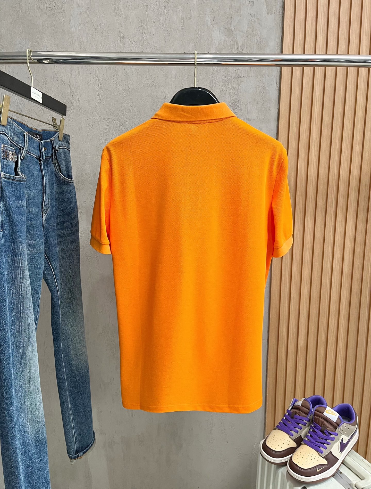    巴宝莉 2025春夏新款男士标识短袖Polo衫，延续经典商务休闲翻领POLO恤.该款Polo衫采用