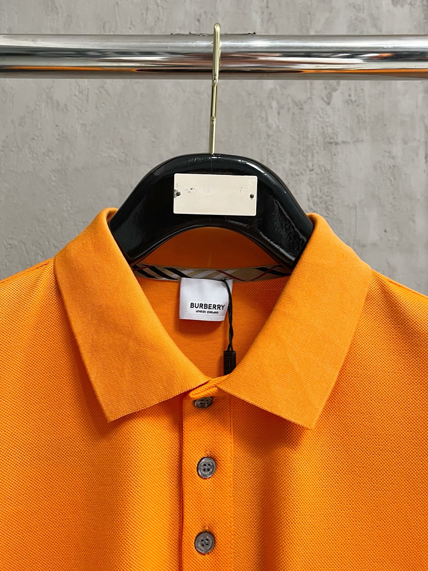    巴宝莉 2025春夏新款男士标识短袖Polo衫，延续经典商务休闲翻领POLO恤.该款Polo衫采用