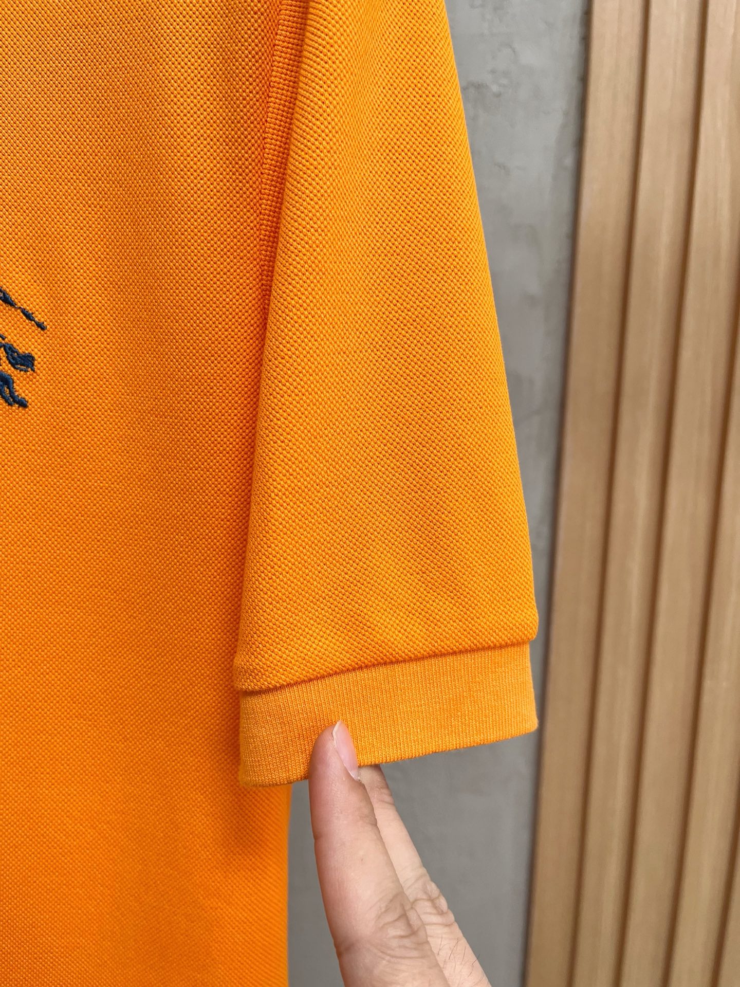    巴宝莉 2025春夏新款男士标识短袖Polo衫，延续经典商务休闲翻领POLO恤.该款Polo衫采用