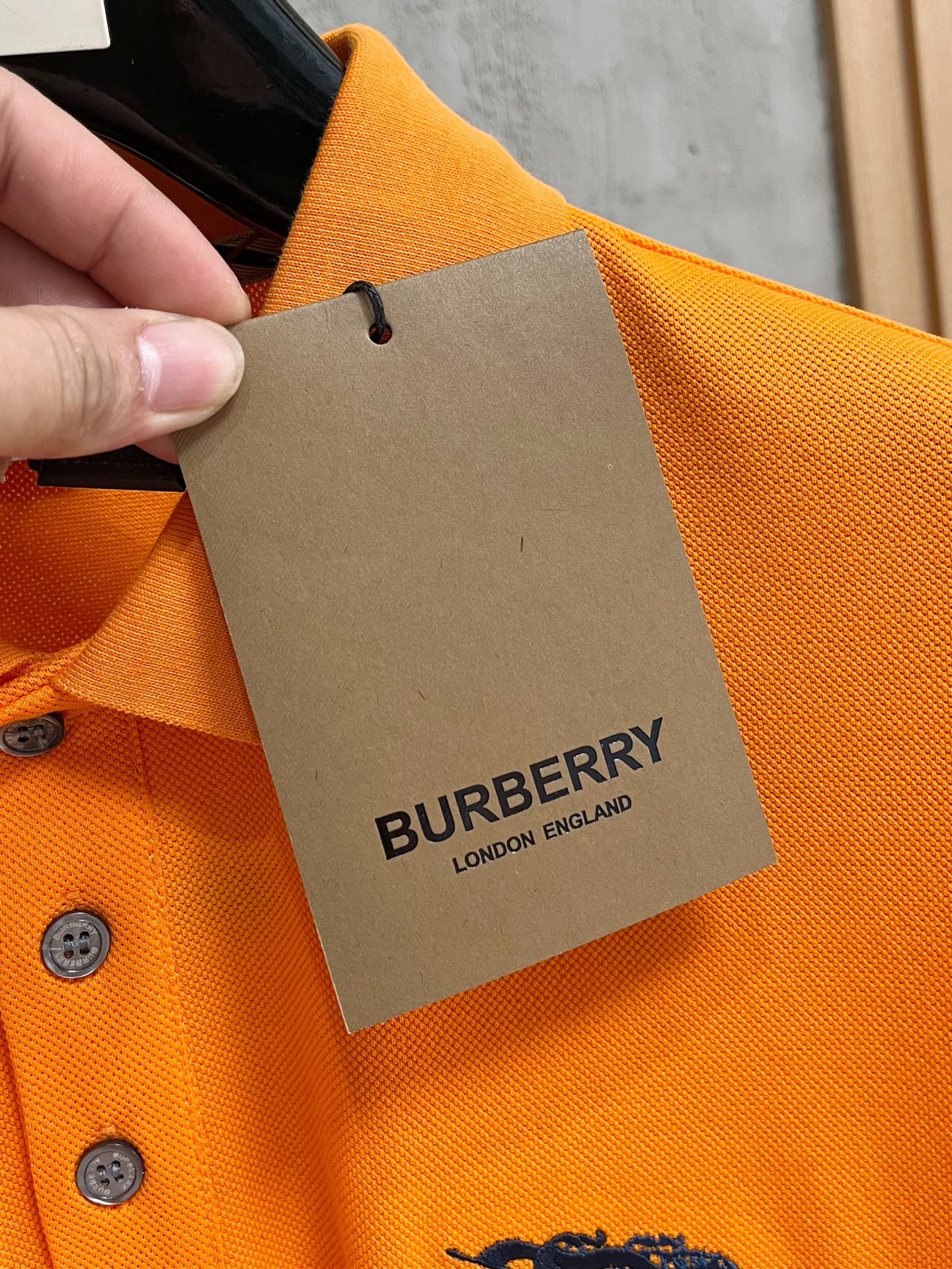    巴宝莉 2025春夏新款男士标识短袖Polo衫，延续经典商务休闲翻领POLO恤.该款Polo衫采用