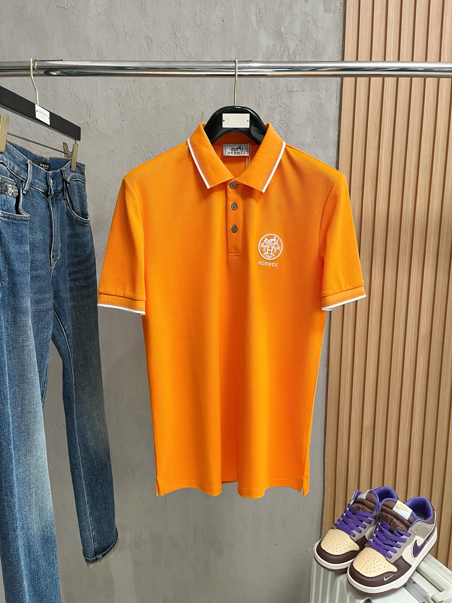    爱马仕 2025春夏新款男士标识短袖Polo衫，延续经典商务休闲翻领POLO恤.该款Polo衫采用