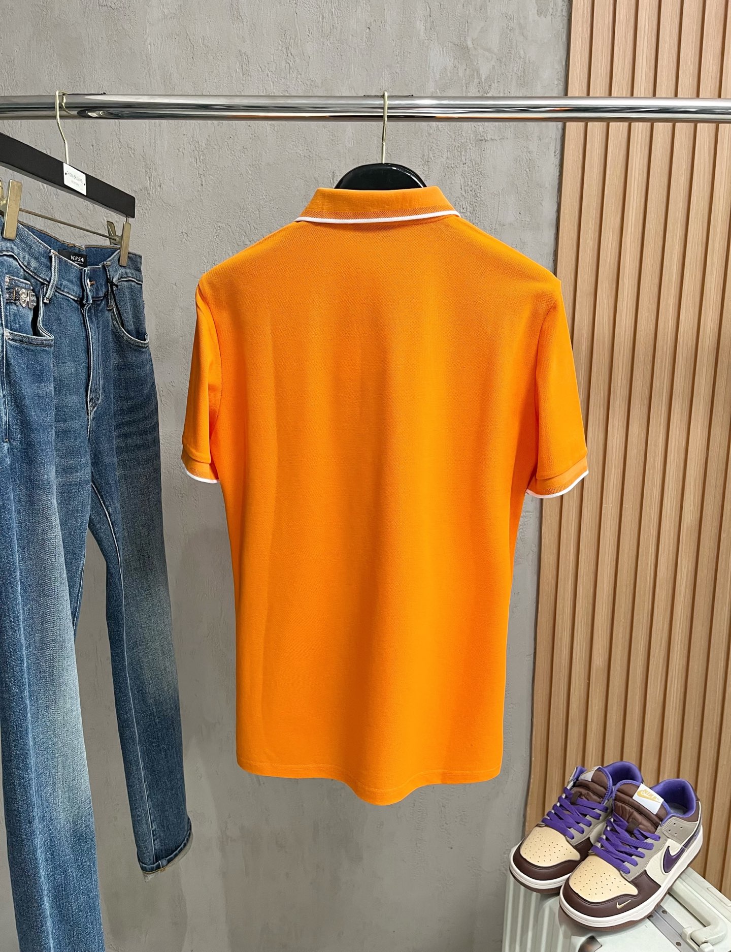    爱马仕 2025春夏新款男士标识短袖Polo衫，延续经典商务休闲翻领POLO恤.该款Polo衫采用