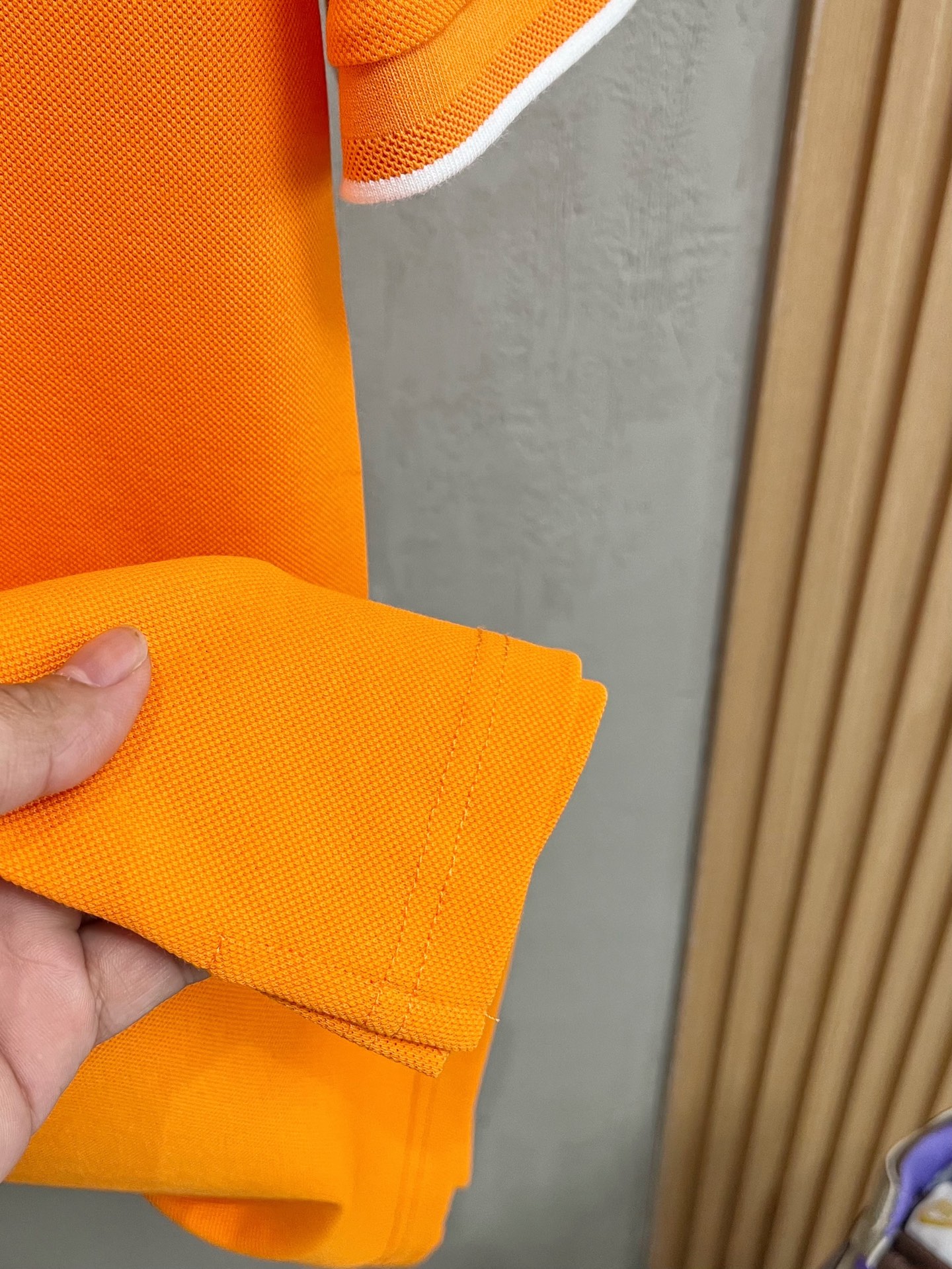    爱马仕 2025春夏新款男士标识短袖Polo衫，延续经典商务休闲翻领POLO恤.该款Polo衫采用