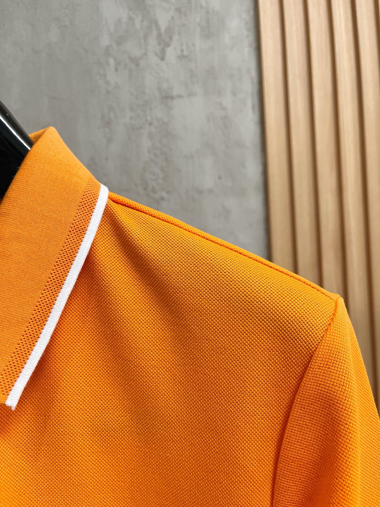    爱马仕 2025春夏新款男士标识短袖Polo衫，延续经典商务休闲翻领POLO恤.该款Polo衫采用