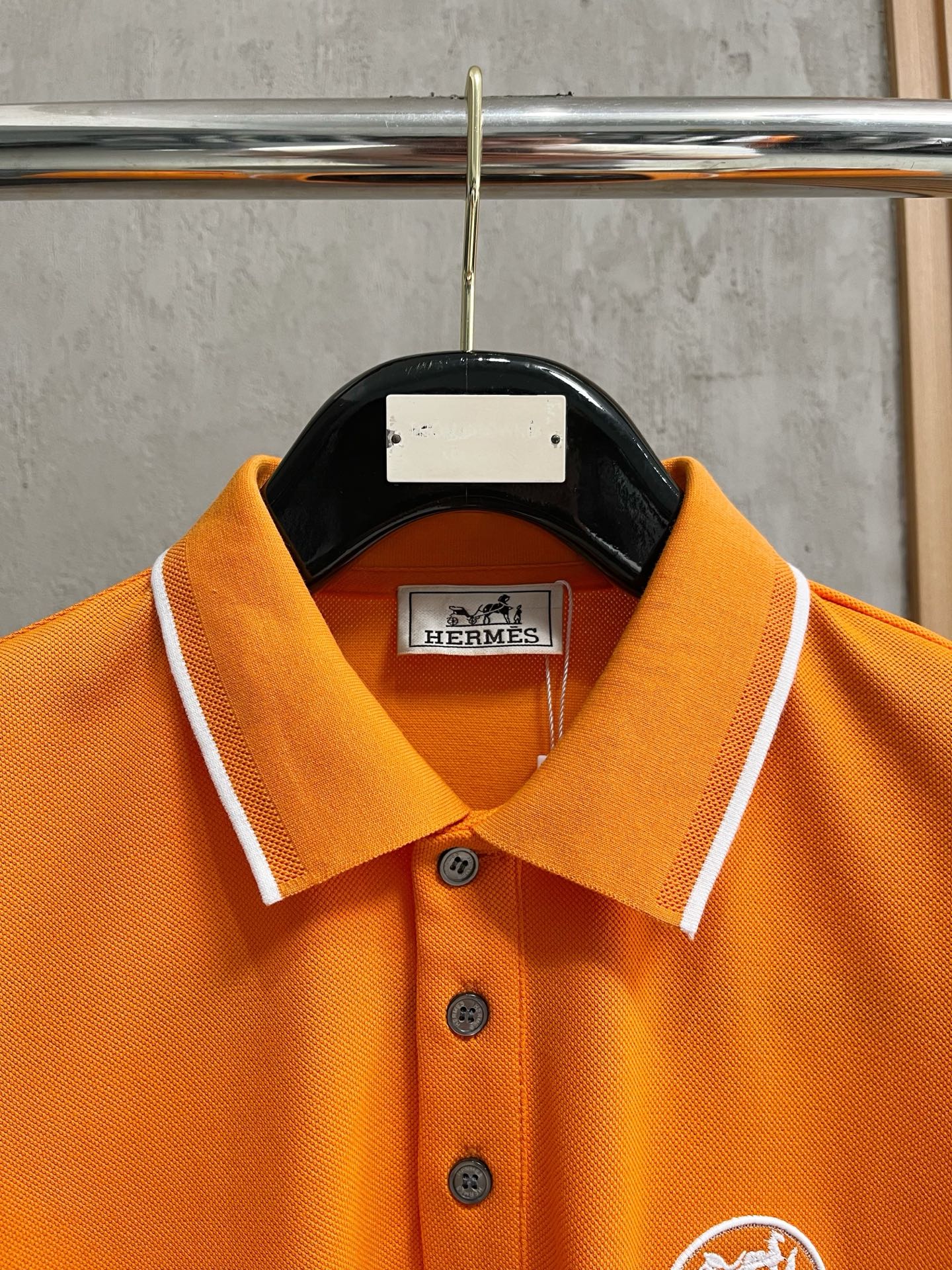    爱马仕 2025春夏新款男士标识短袖Polo衫，延续经典商务休闲翻领POLO恤.该款Polo衫采用