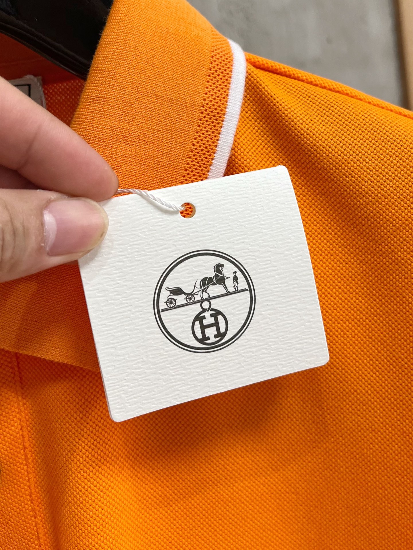    爱马仕 2025春夏新款男士标识短袖Polo衫，延续经典商务休闲翻领POLO恤.该款Polo衫采用