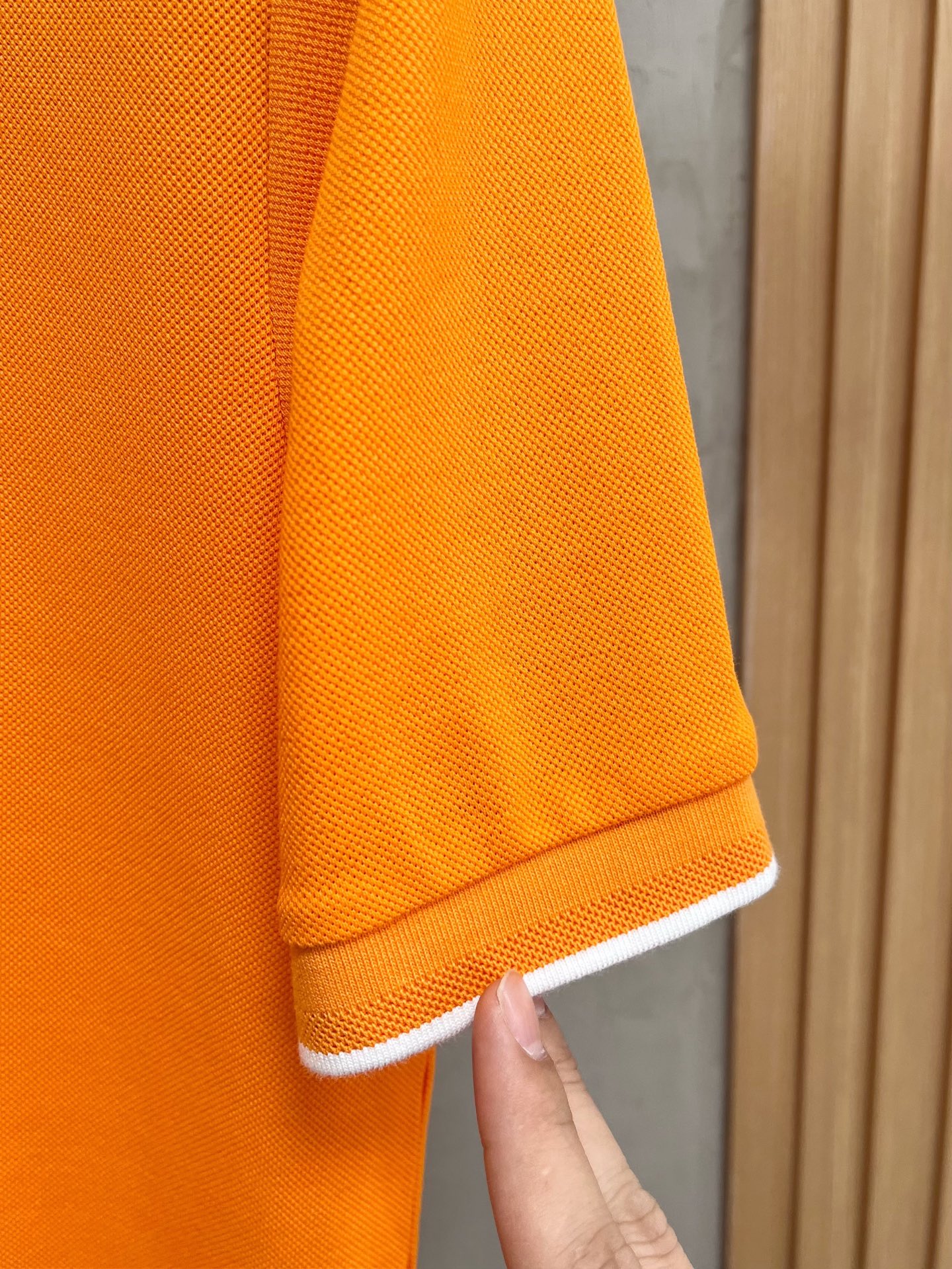    爱马仕 2025春夏新款男士标识短袖Polo衫，延续经典商务休闲翻领POLO恤.该款Polo衫采用