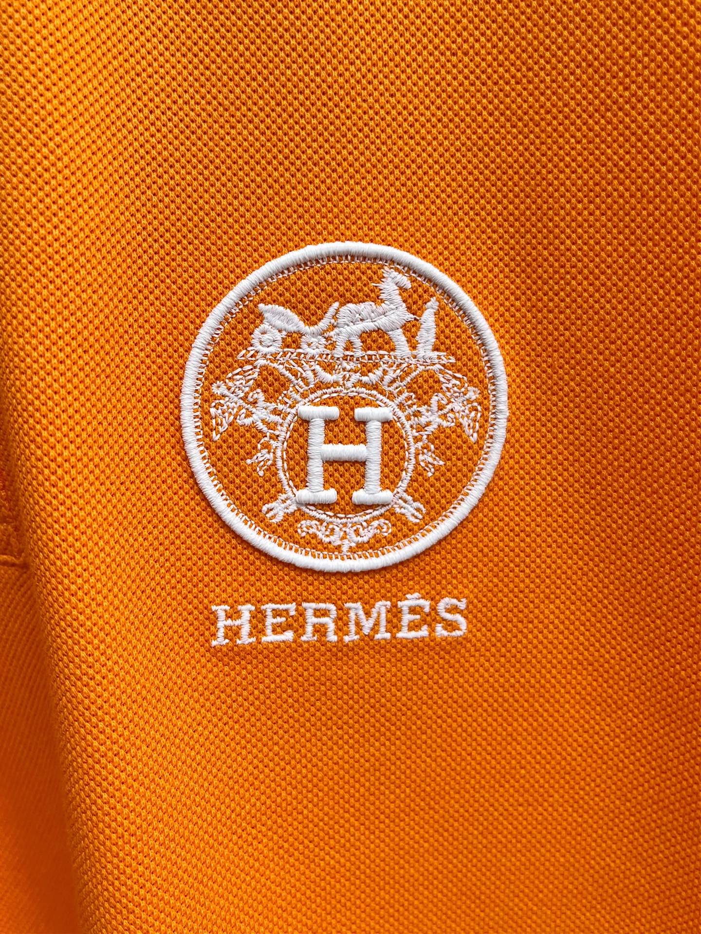    爱马仕 2025春夏新款男士标识短袖Polo衫，延续经典商务休闲翻领POLO恤.该款Polo衫采用