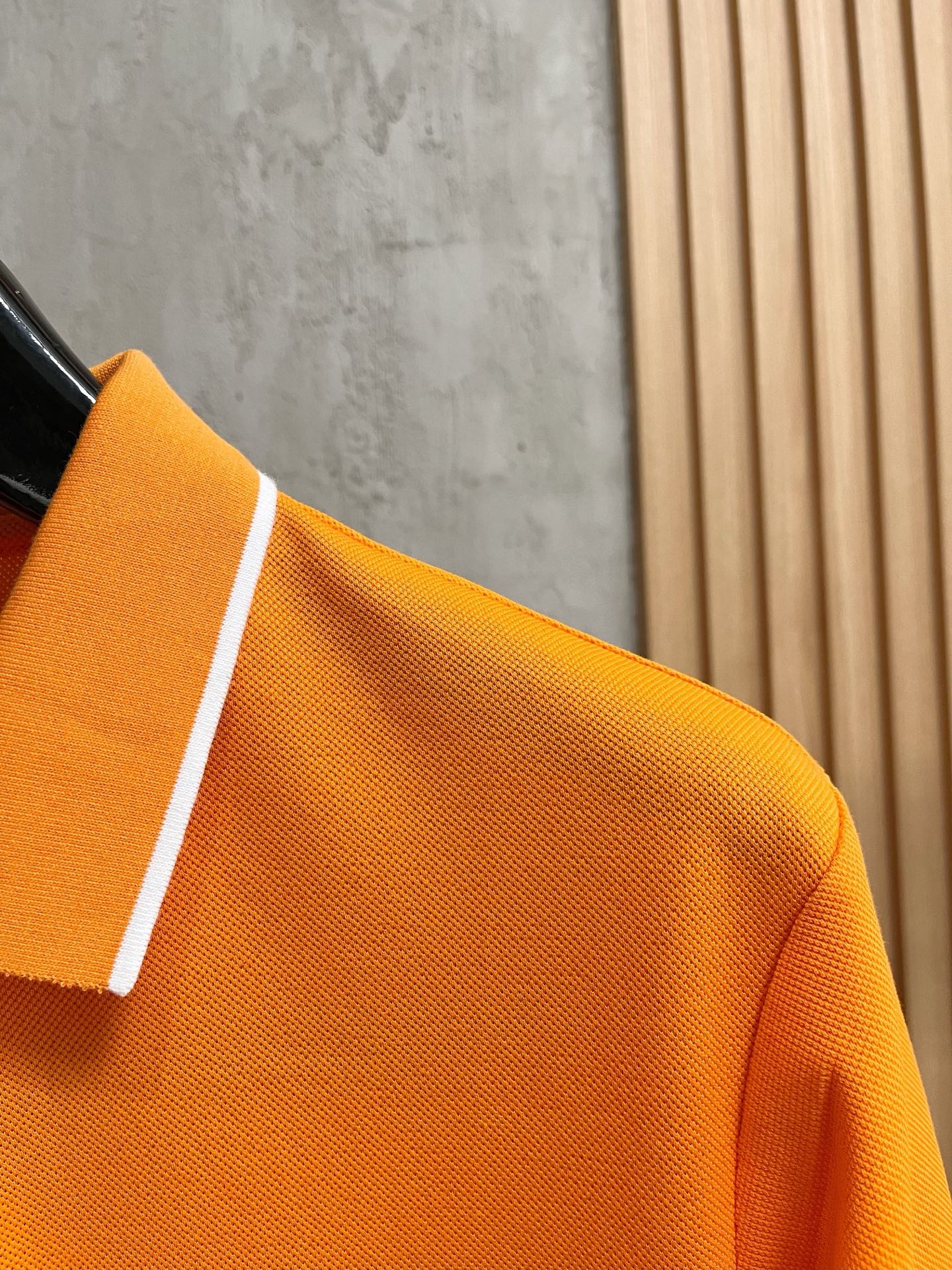    迪奥 2025春夏新款男士标识短袖Polo衫，延续经典商务休闲翻领POLO恤.该款Polo衫采用丝