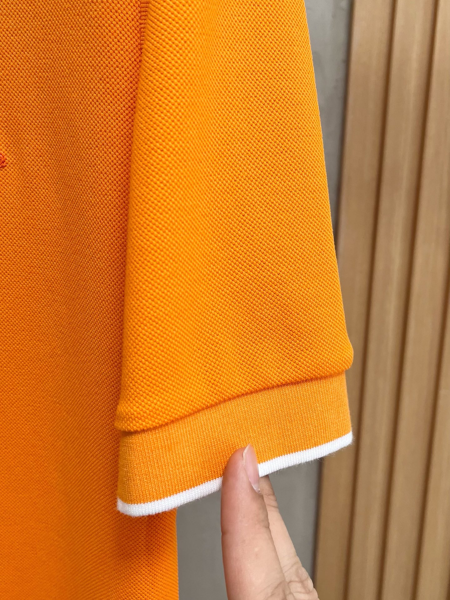    迪奥 2025春夏新款男士标识短袖Polo衫，延续经典商务休闲翻领POLO恤.该款Polo衫采用丝